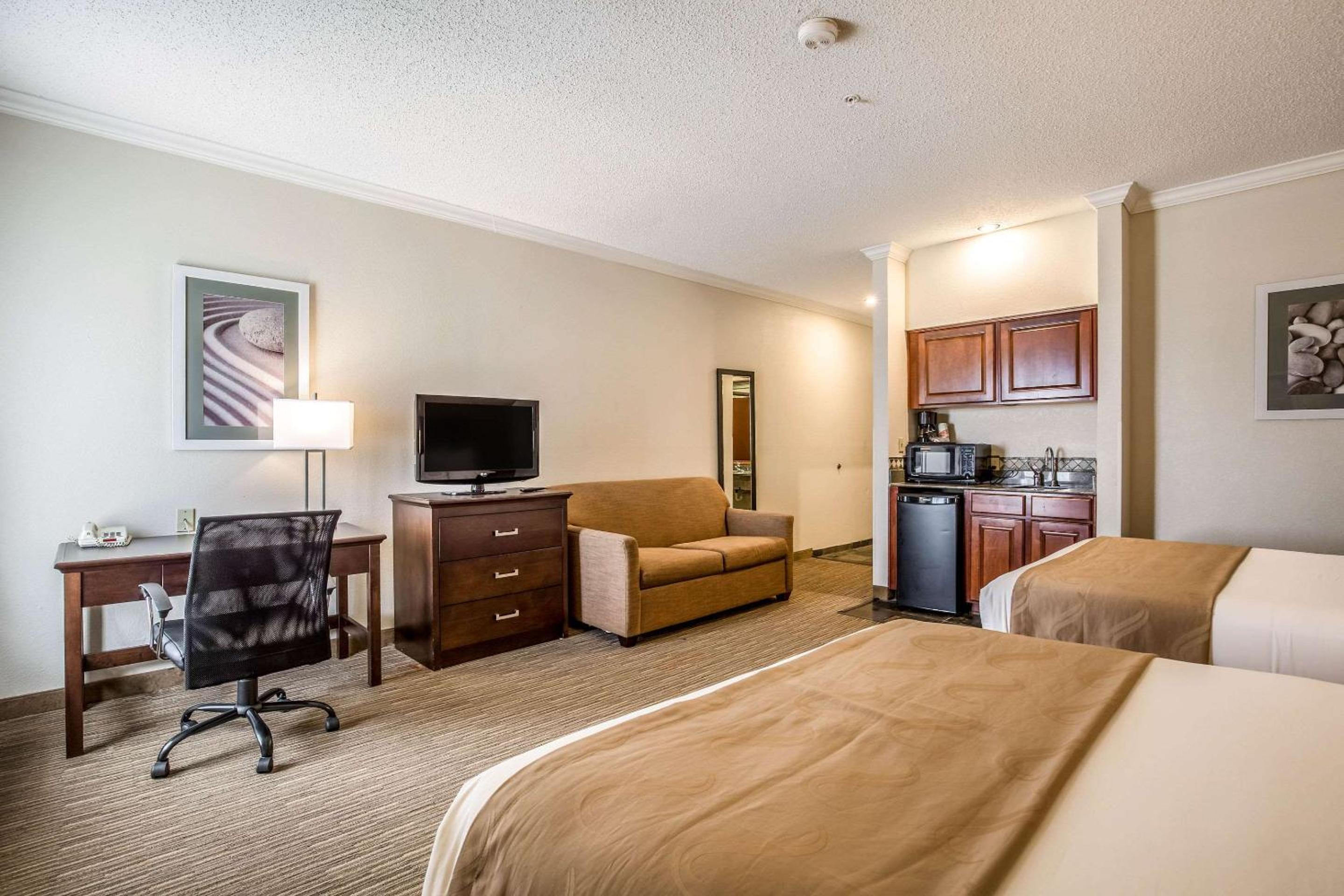Queen Suite with Two Queen Beds - Non-Smoking - Photo 4
