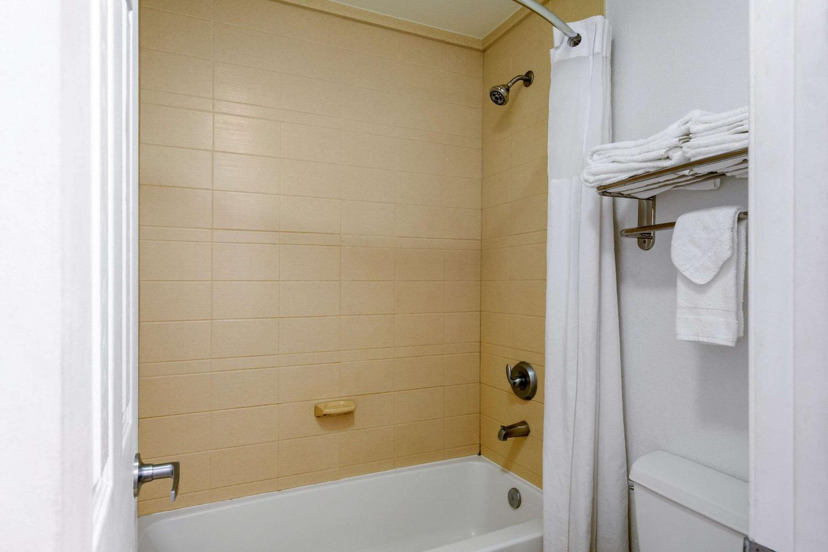 Double Room with Two Double Beds - Photo 5