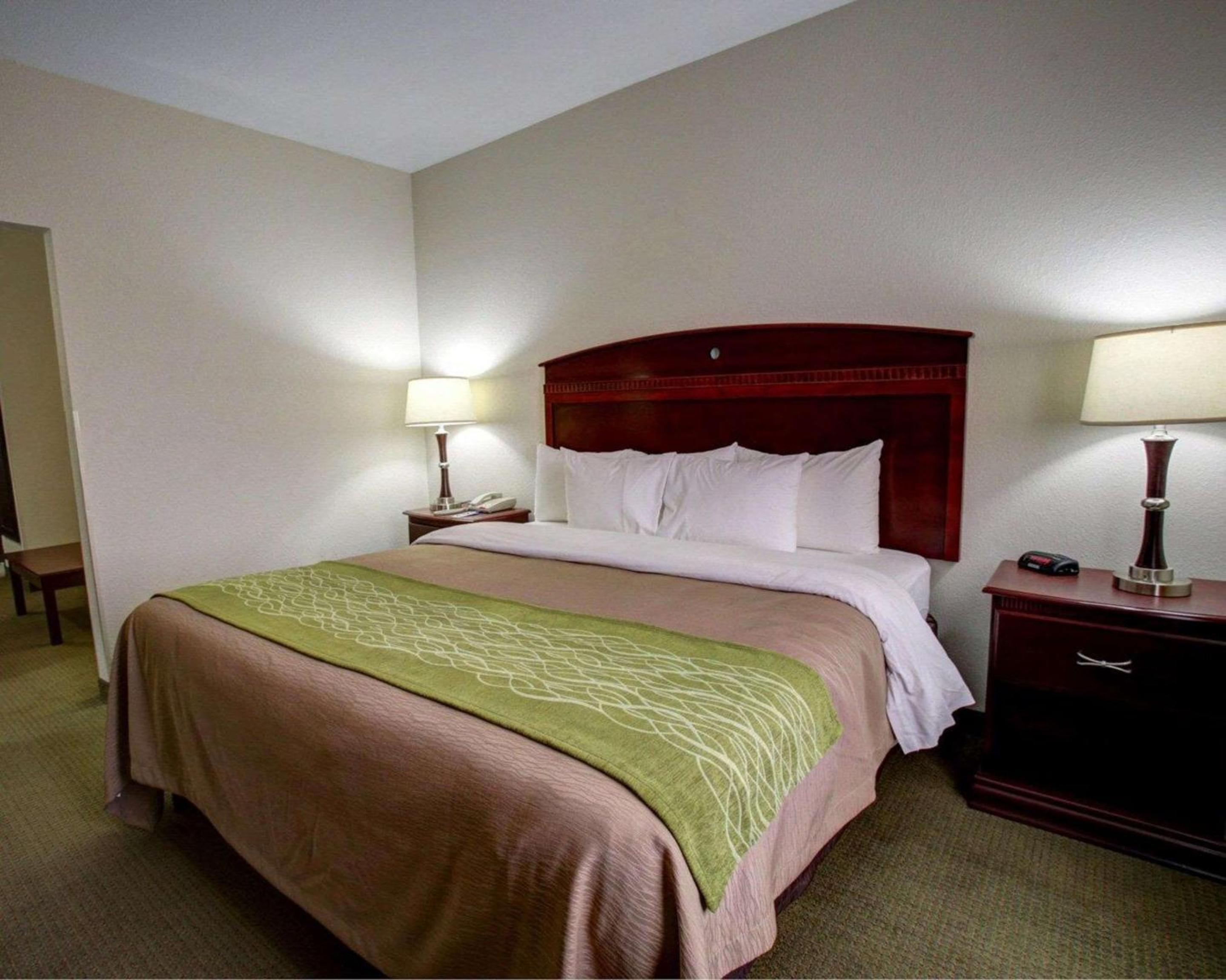 King Suite - Non-Smoking - Photo 3
