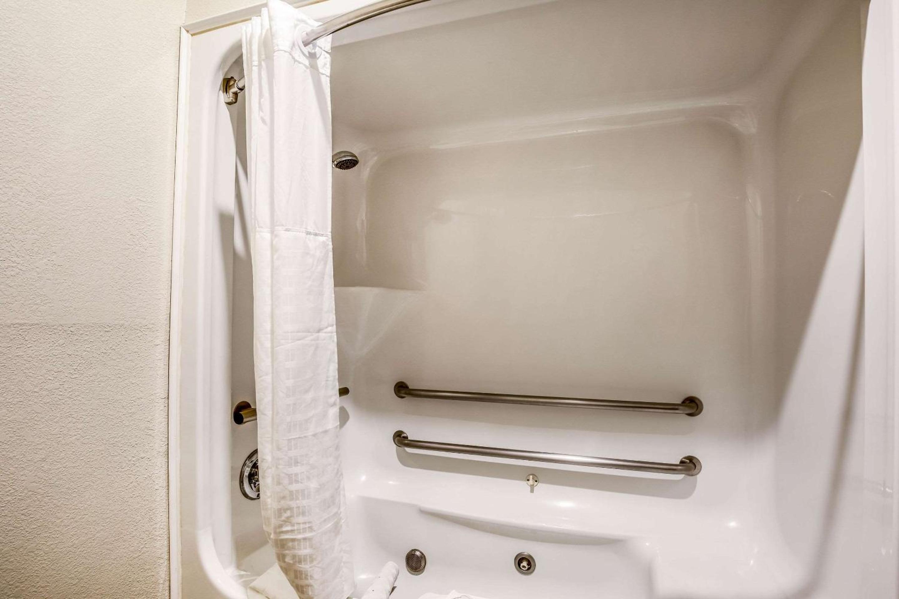 King Suite - Accessible/Non-Smoking - Photo 2