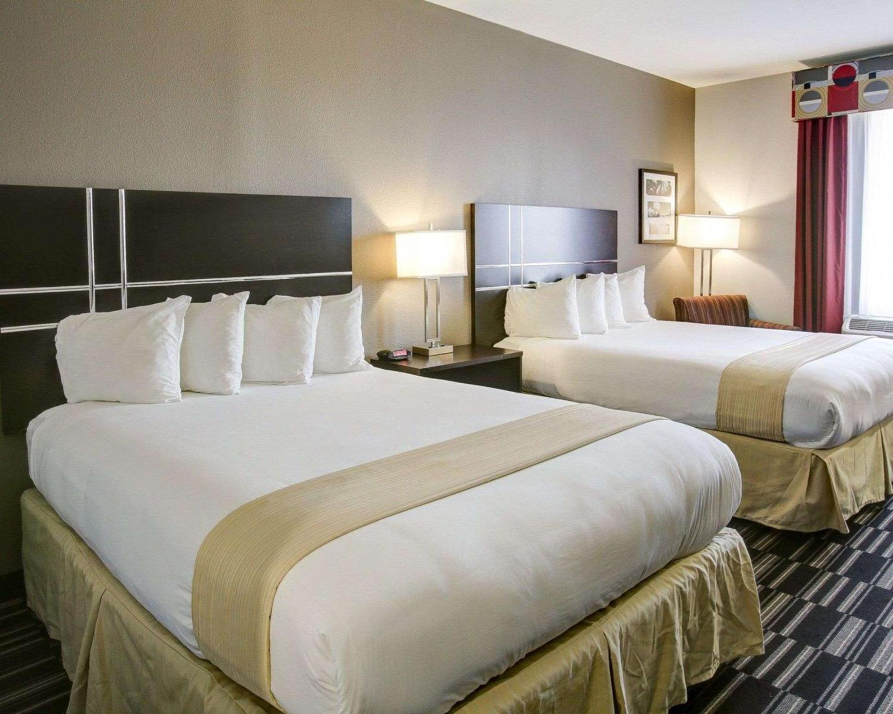 Queen Room with Two Queen Beds - Non-Smoking - Photo 1