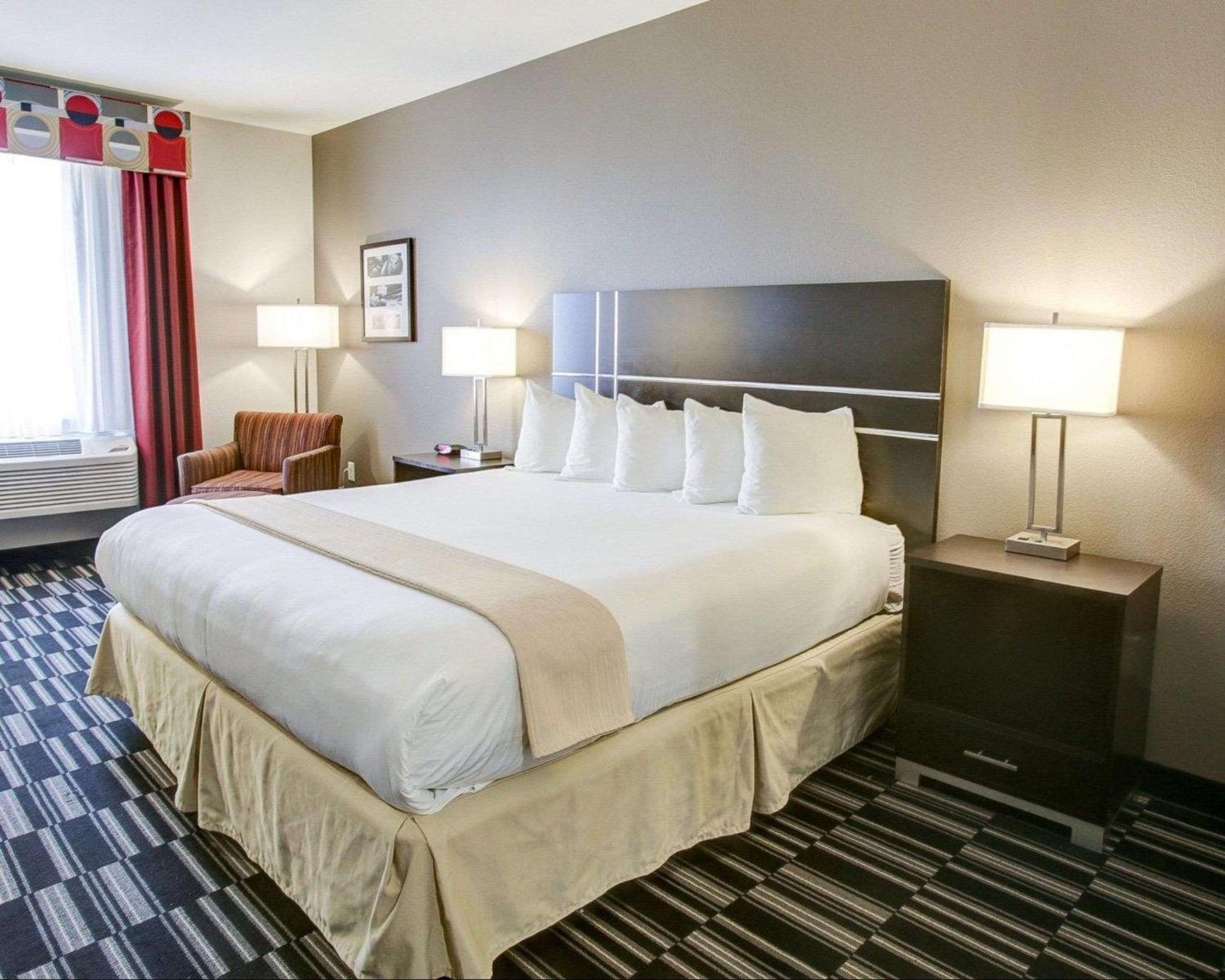 King Room - Non-Smoking - Photo 2