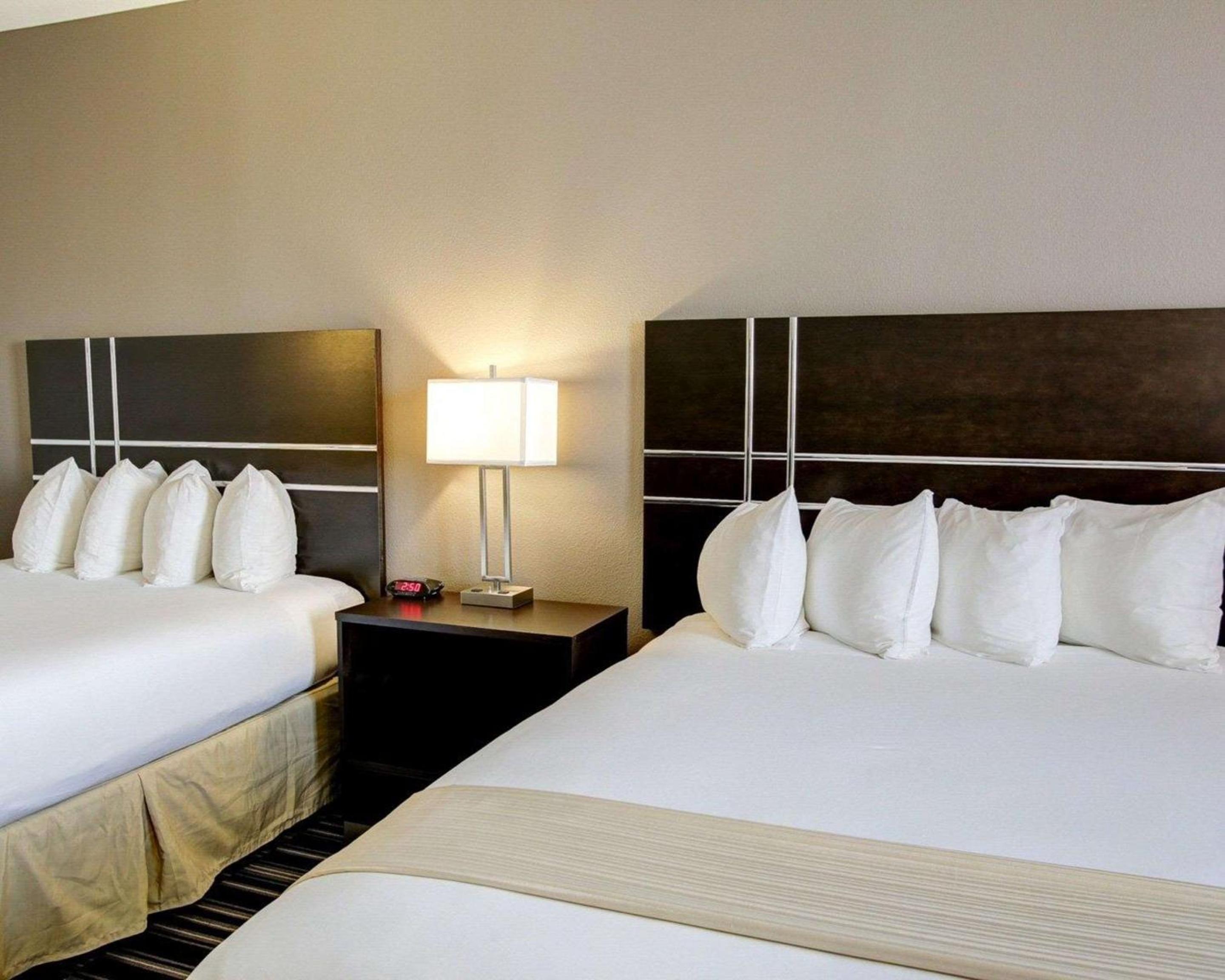 Queen Room with Two Queen Beds - Non-Smoking - Photo 3