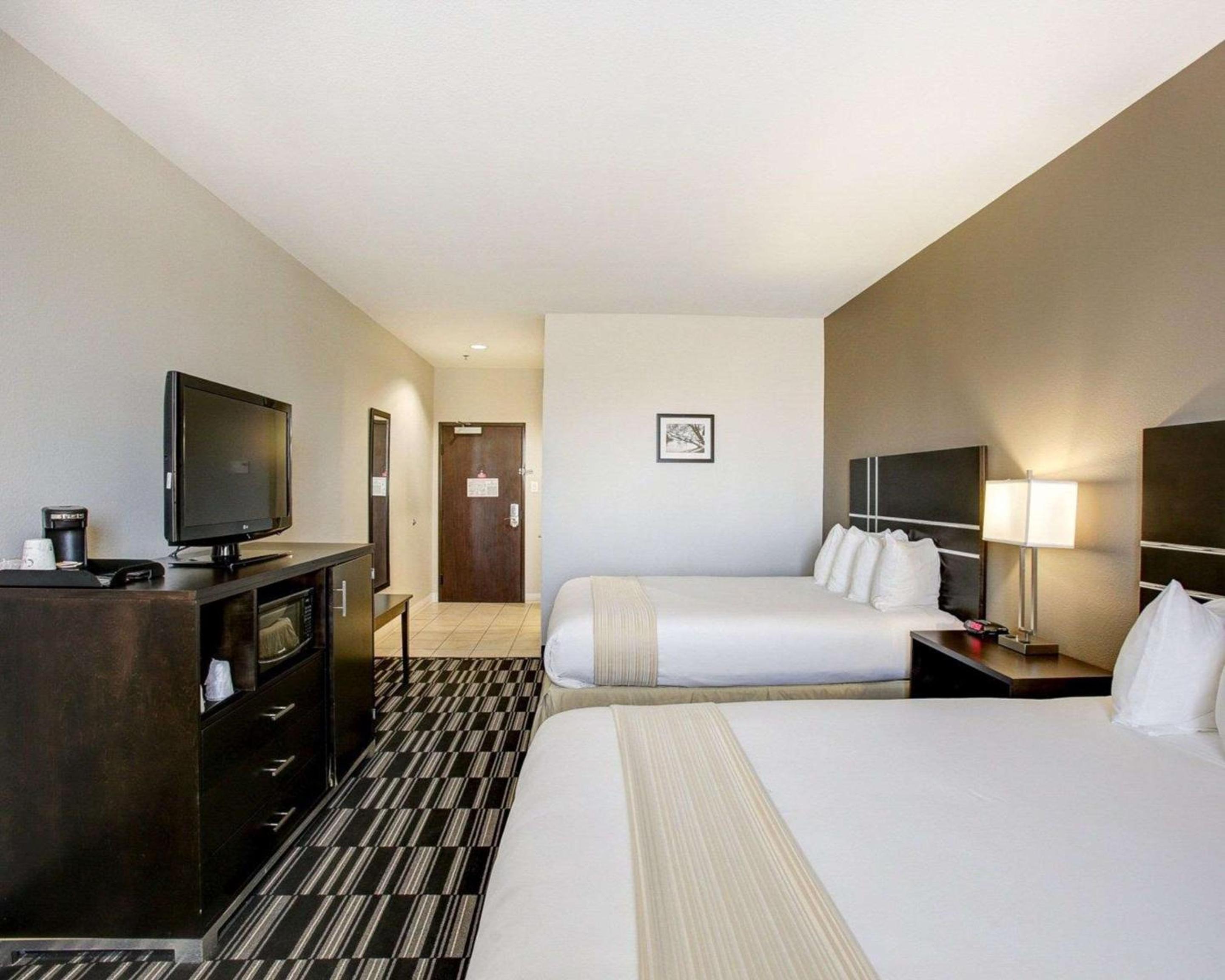 Queen Room with Two Queen Beds - Non-Smoking - Photo 2