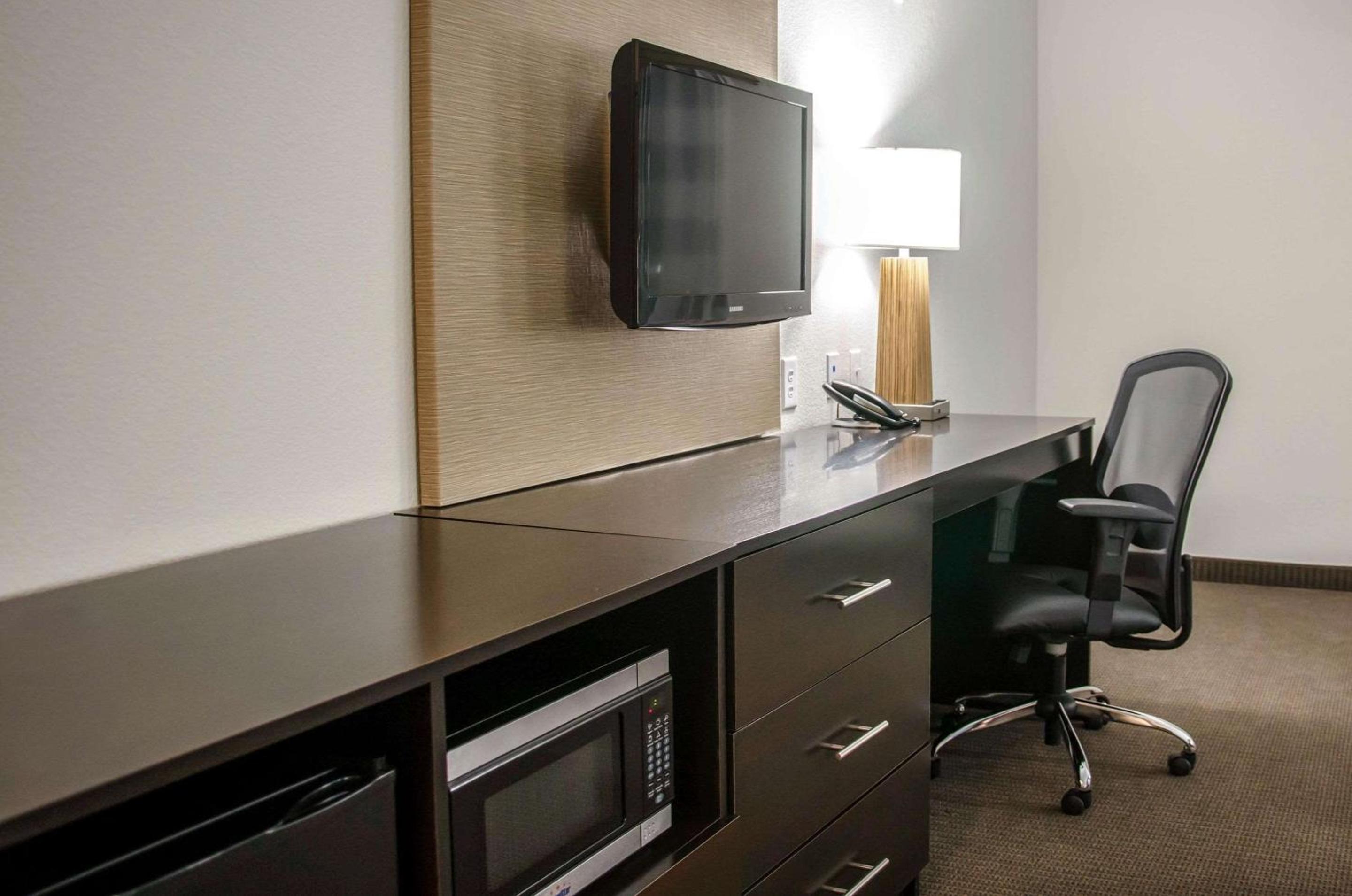 King Suite with Kitchenette - Non-Smoking - Photo 1