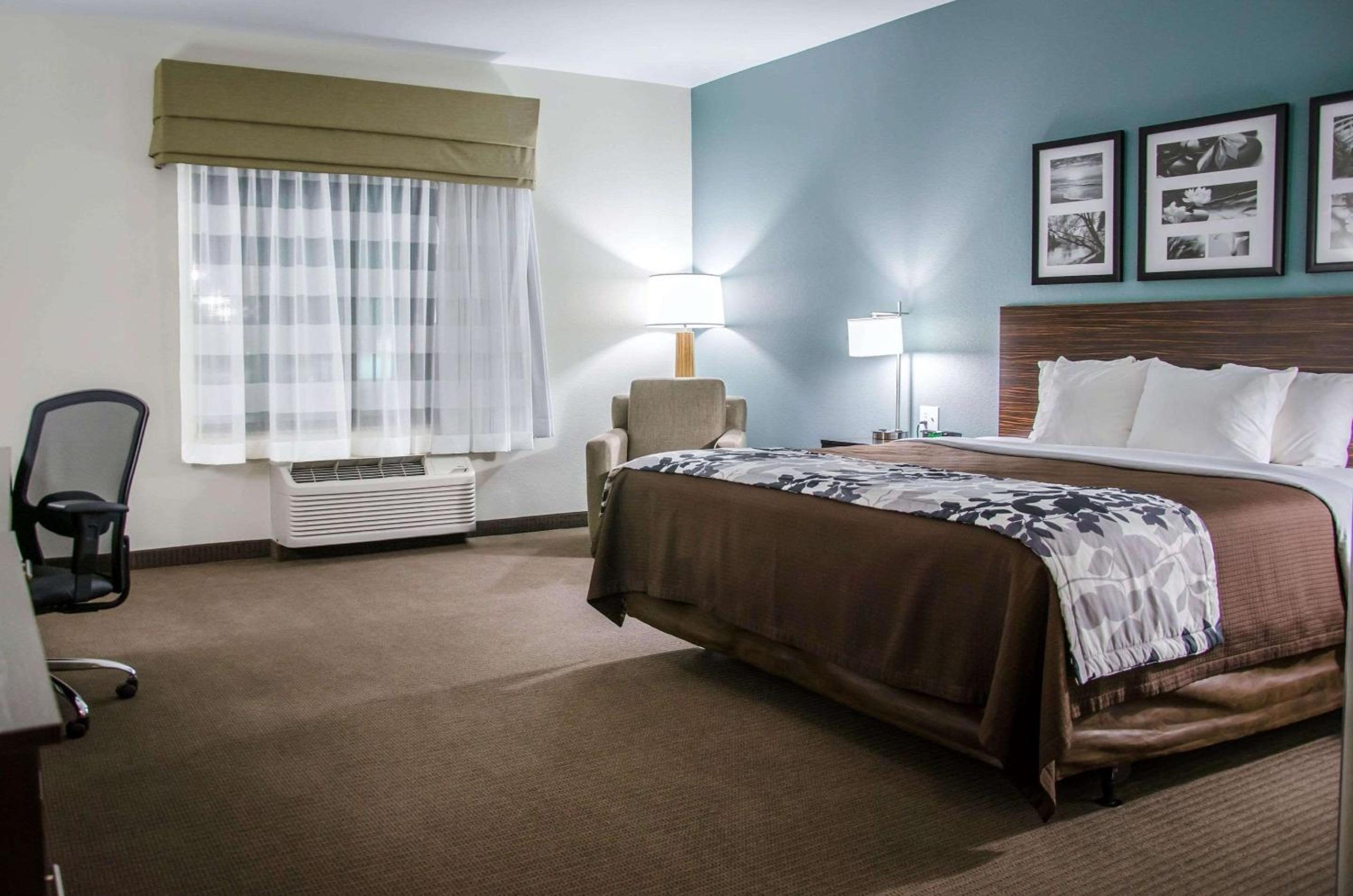 King Suite with Kitchenette - Non-Smoking - Photo 2