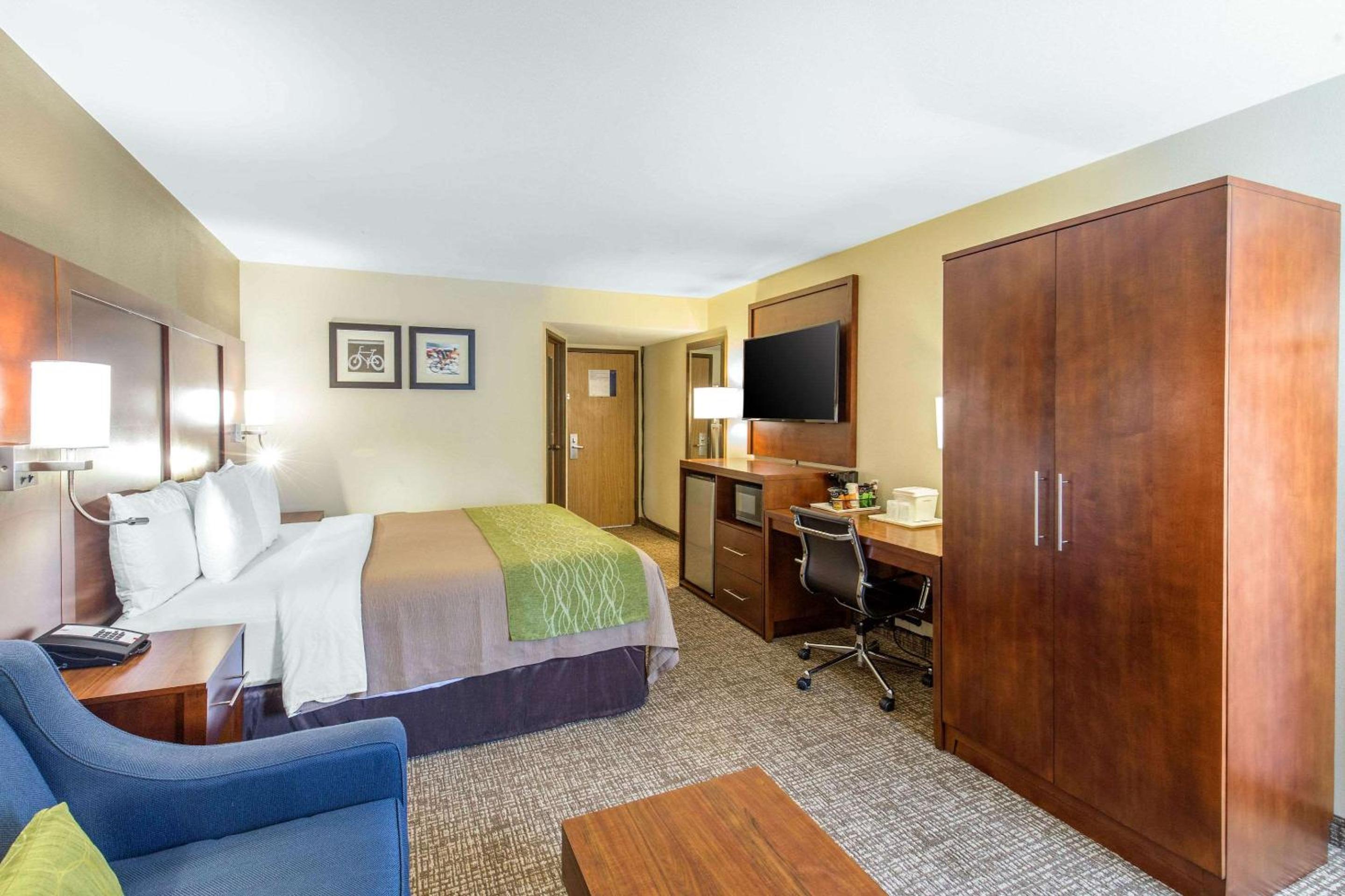 Deluxe King Room - Non-Smoking - Photo 9