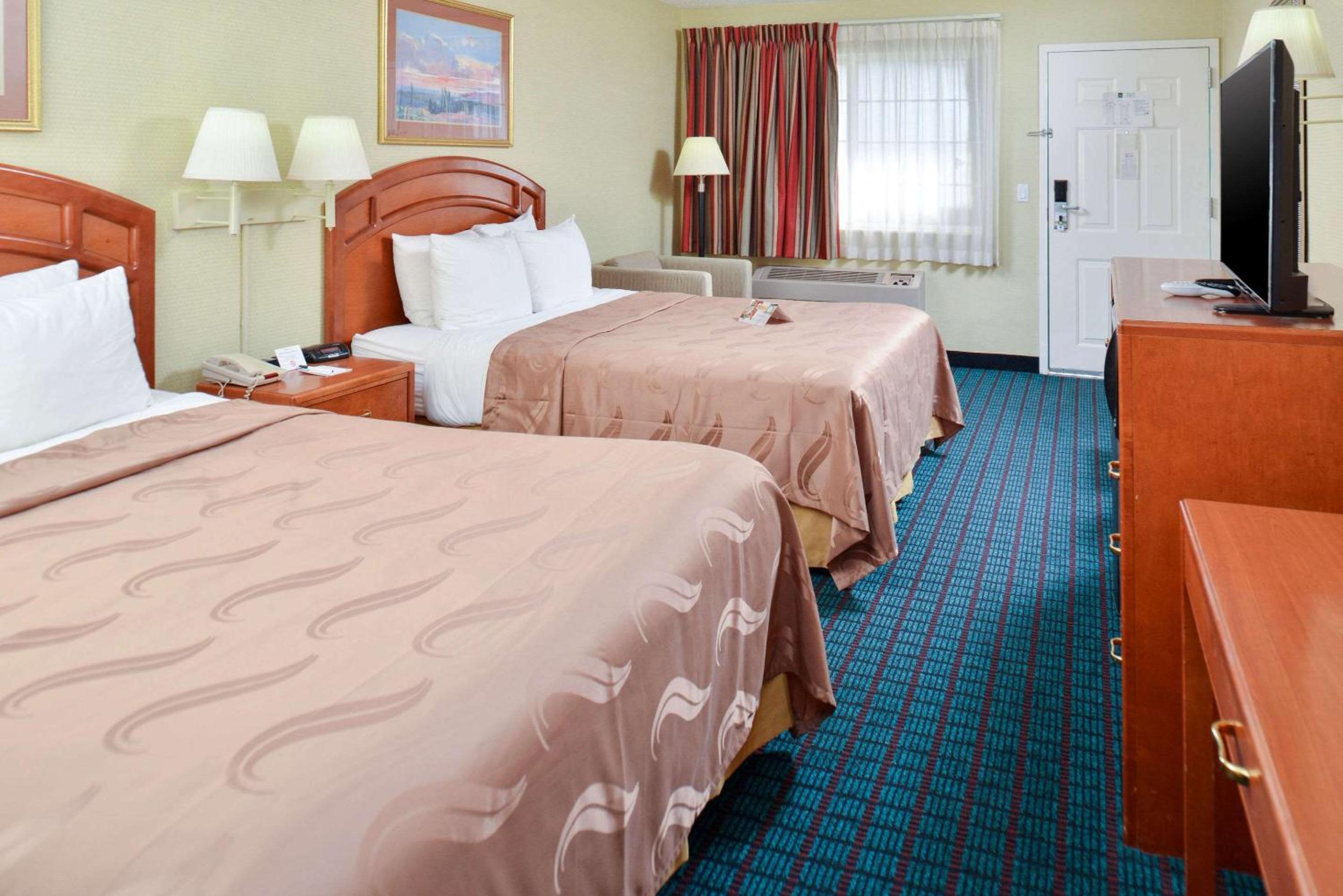 Queen Room with Two Queen Beds - Non-Smoking - Photo 1