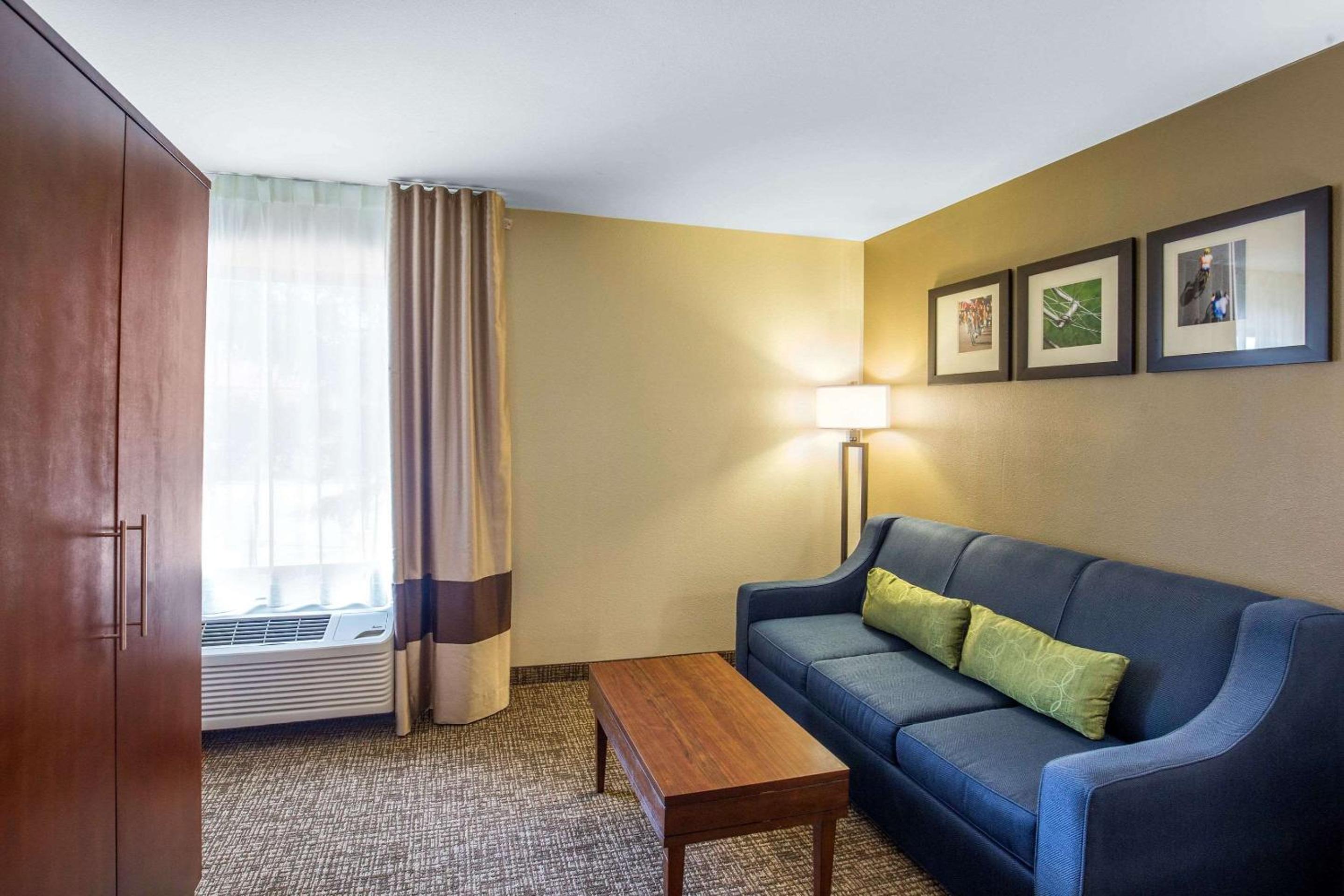 Deluxe King Room - Non-Smoking - Photo 5