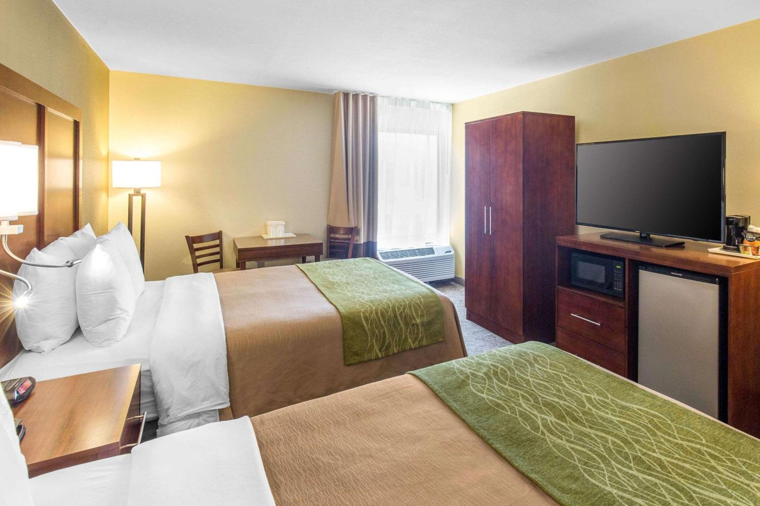 Queen Room with Two Queen Beds - Non-Smoking - Photo 3