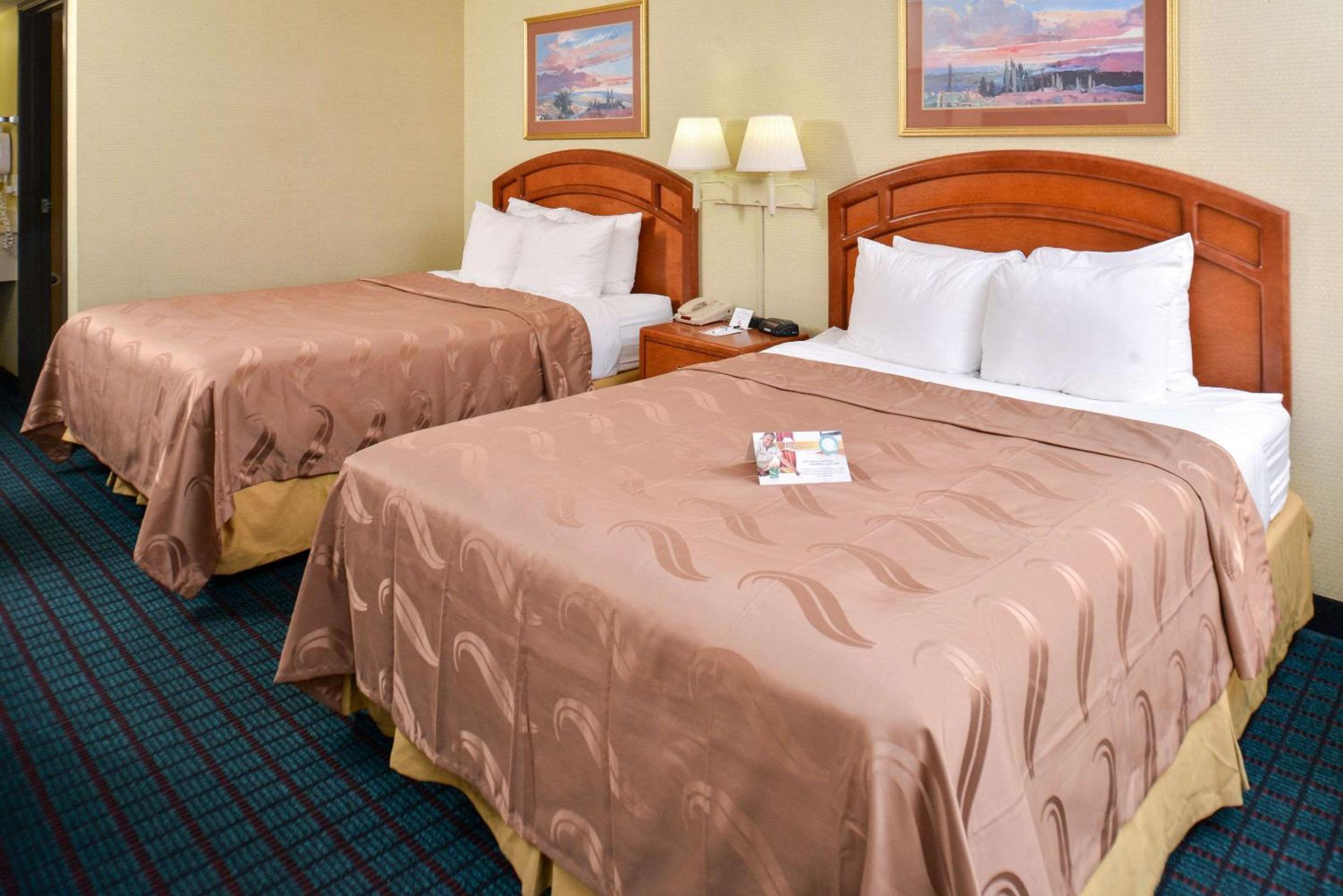 Queen Room with Two Queen Beds - Non-Smoking - Photo 2