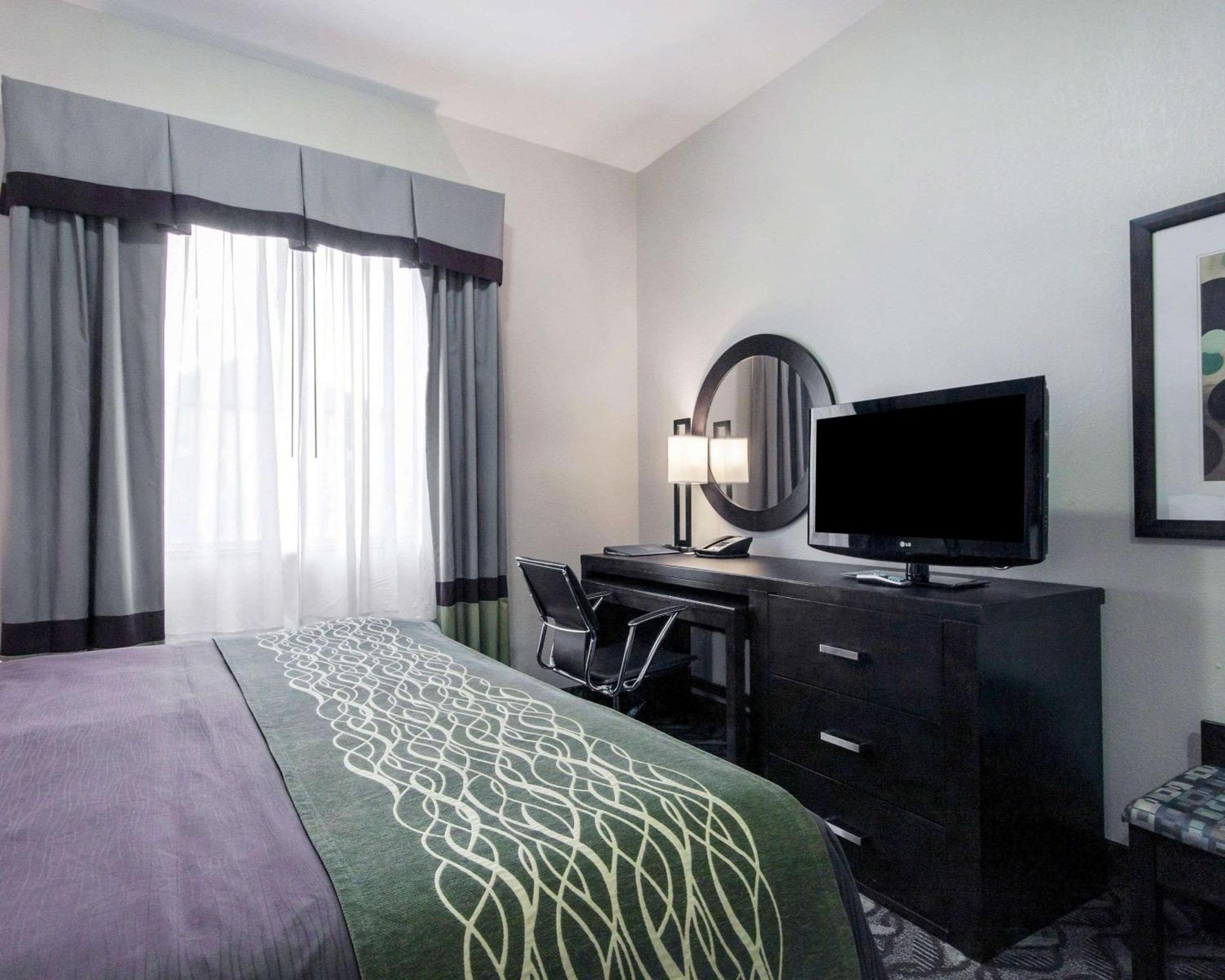 King Room with Roll-in Shower - Disability Access/Non-Smoking - Photo 2