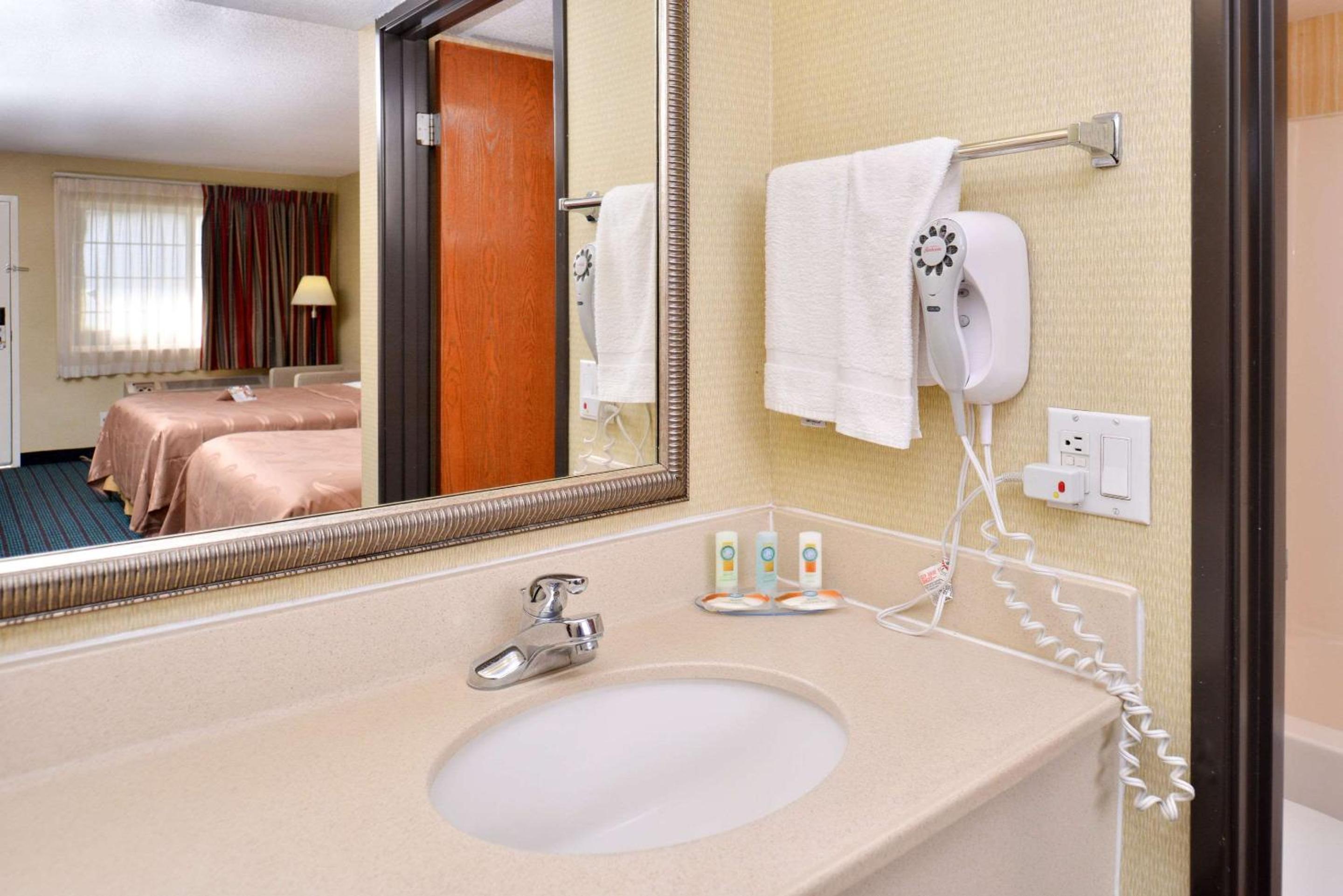 Queen Room with Two Queen Beds - Non-Smoking - Photo 3