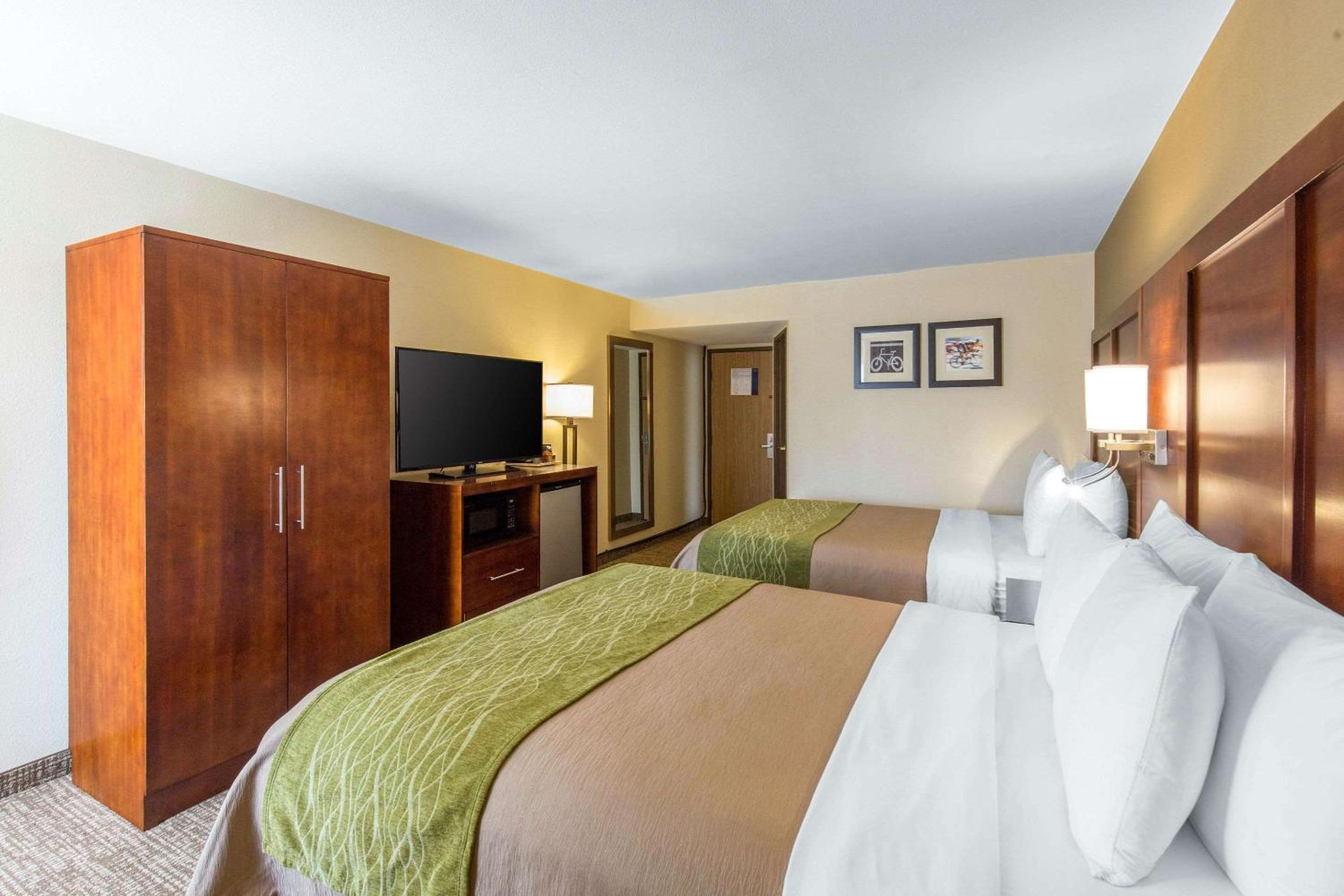 Queen Room with Two Queen Beds - Non-Smoking - Photo 1