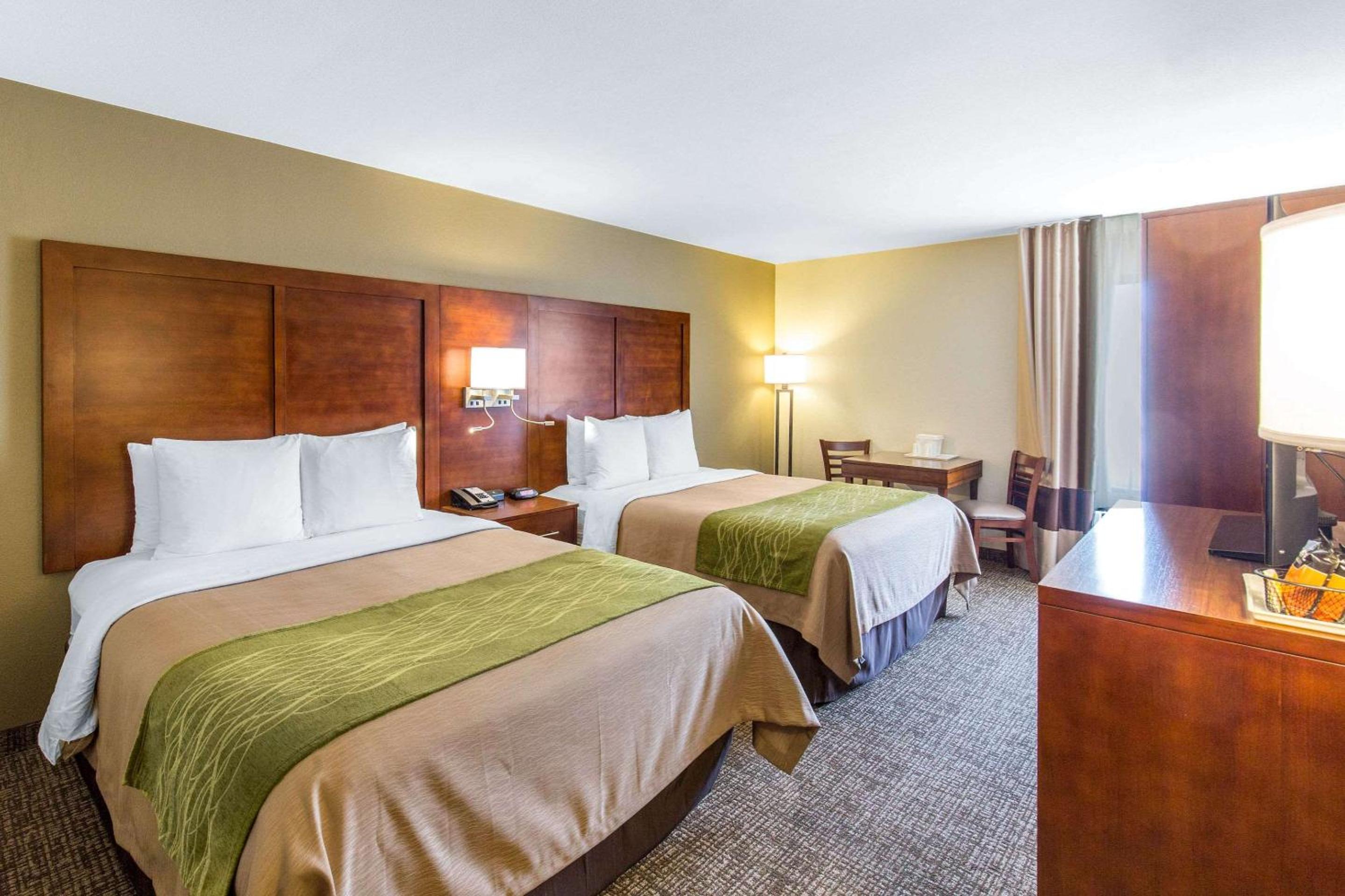 Queen Room with Two Queen Beds - Non-Smoking - Photo 2