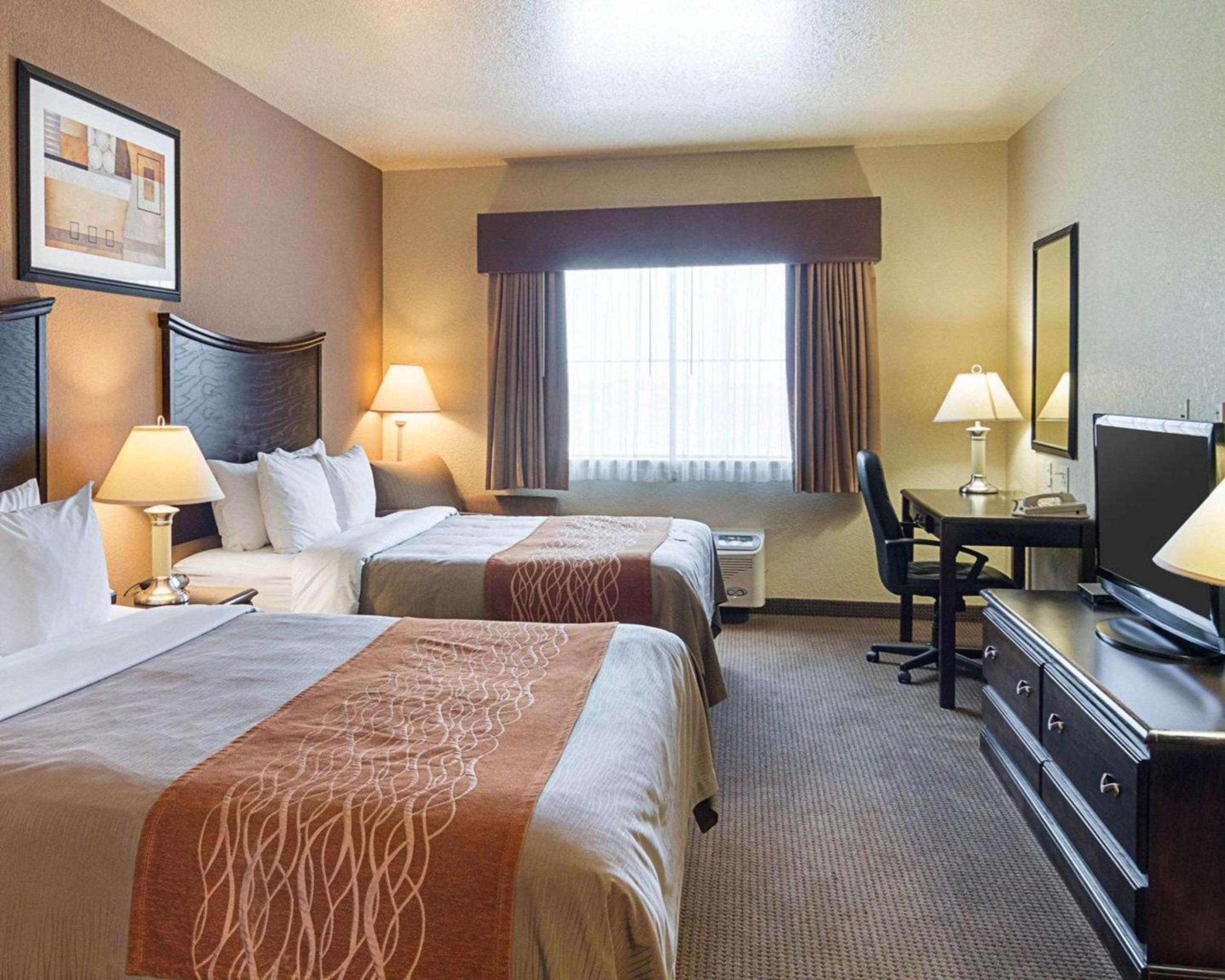 Queen Room with Two Queen Beds - Non-Smoking - Photo 4