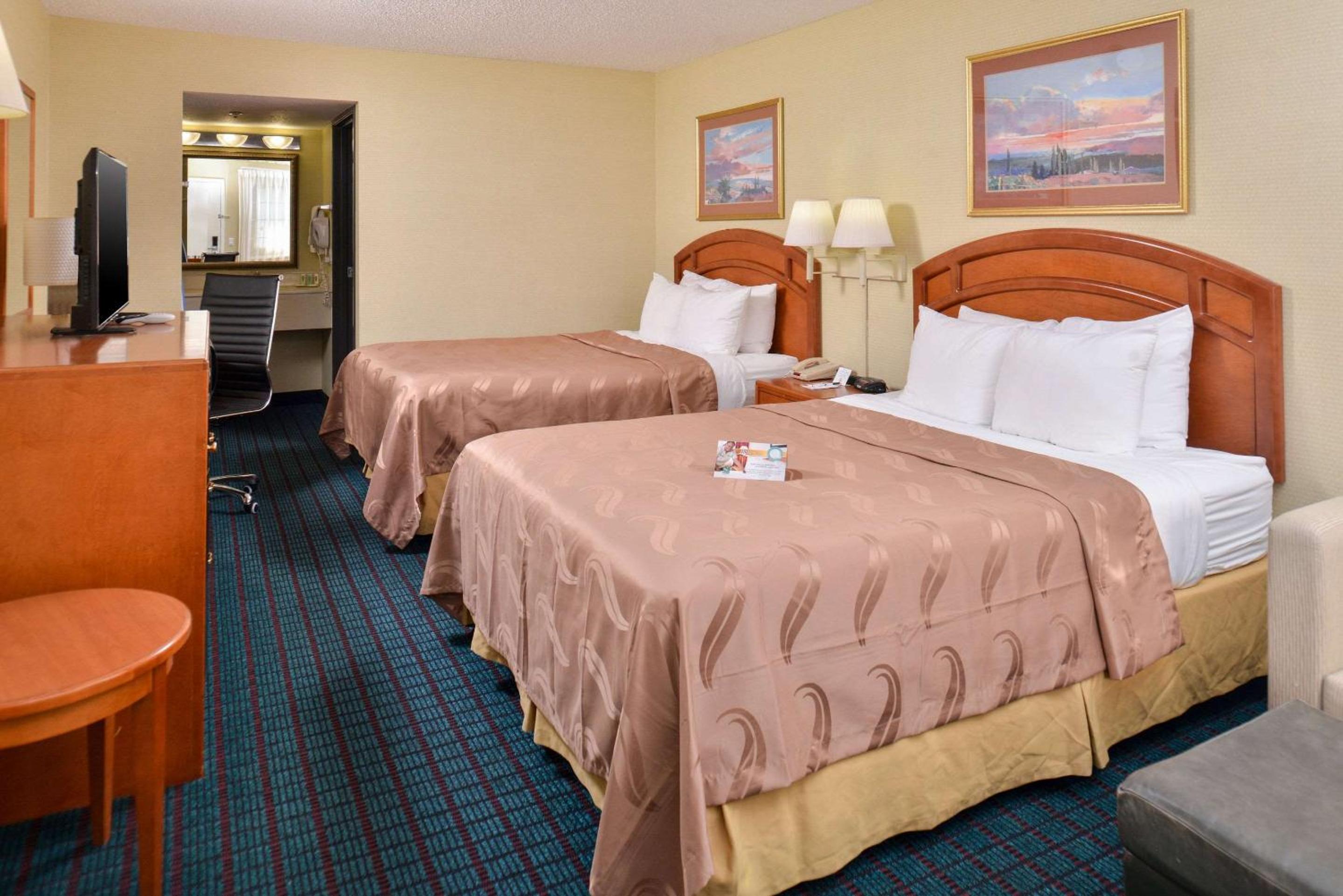 Queen Room with Two Queen Beds - Non-Smoking - Photo 4