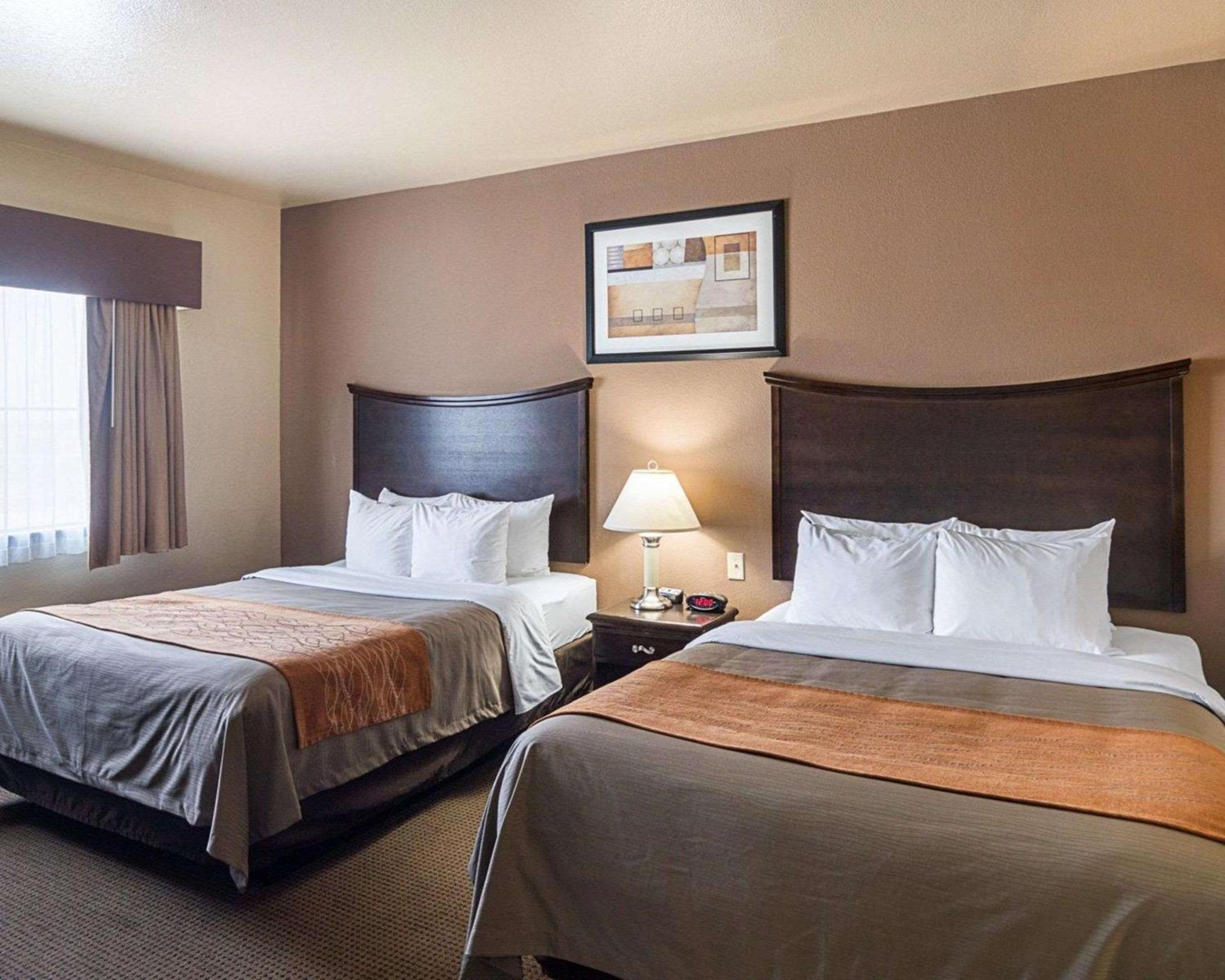 Queen Room with Two Queen Beds - Non-Smoking - Photo 5
