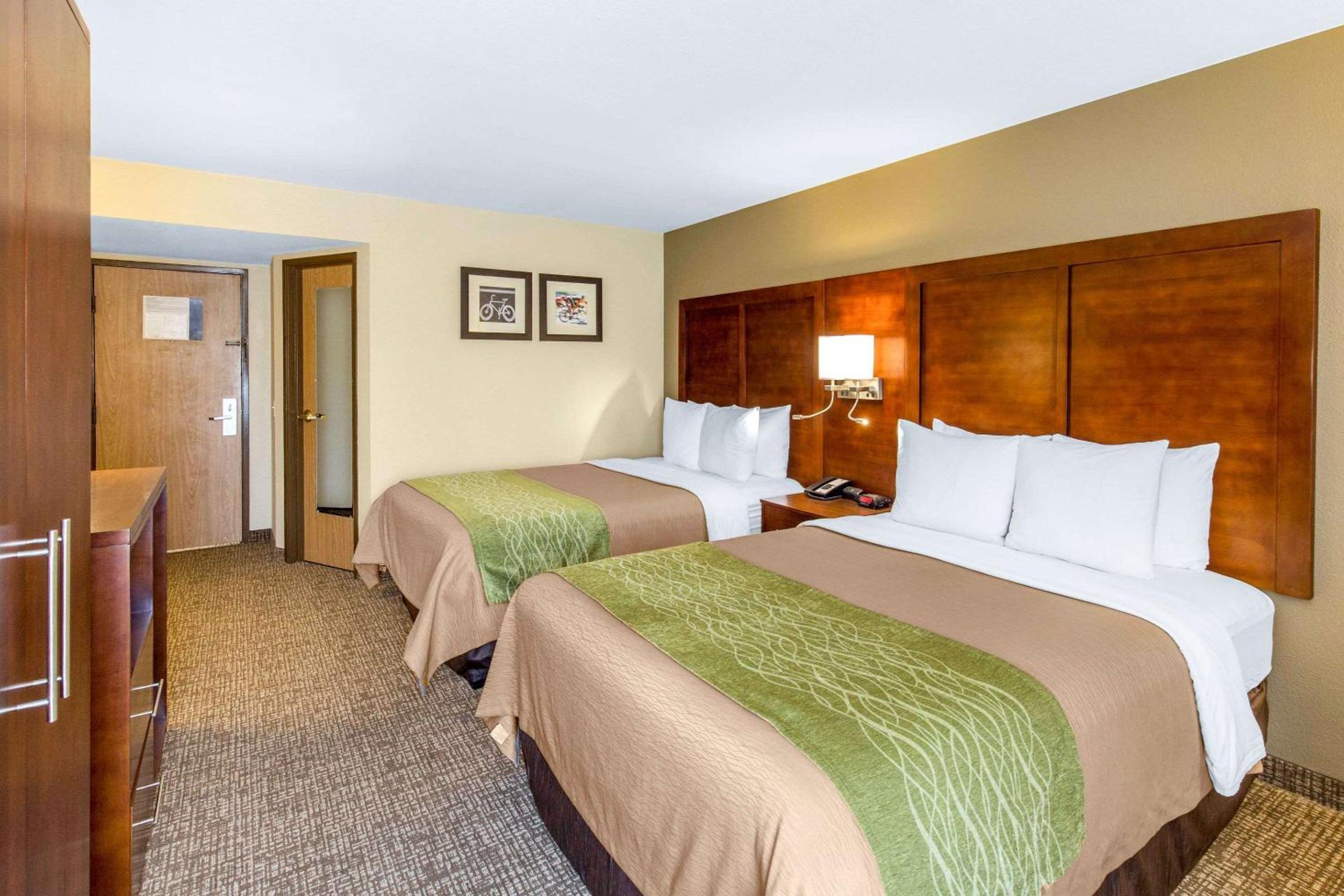 Queen Room with Two Queen Beds - Non-Smoking - Photo 4