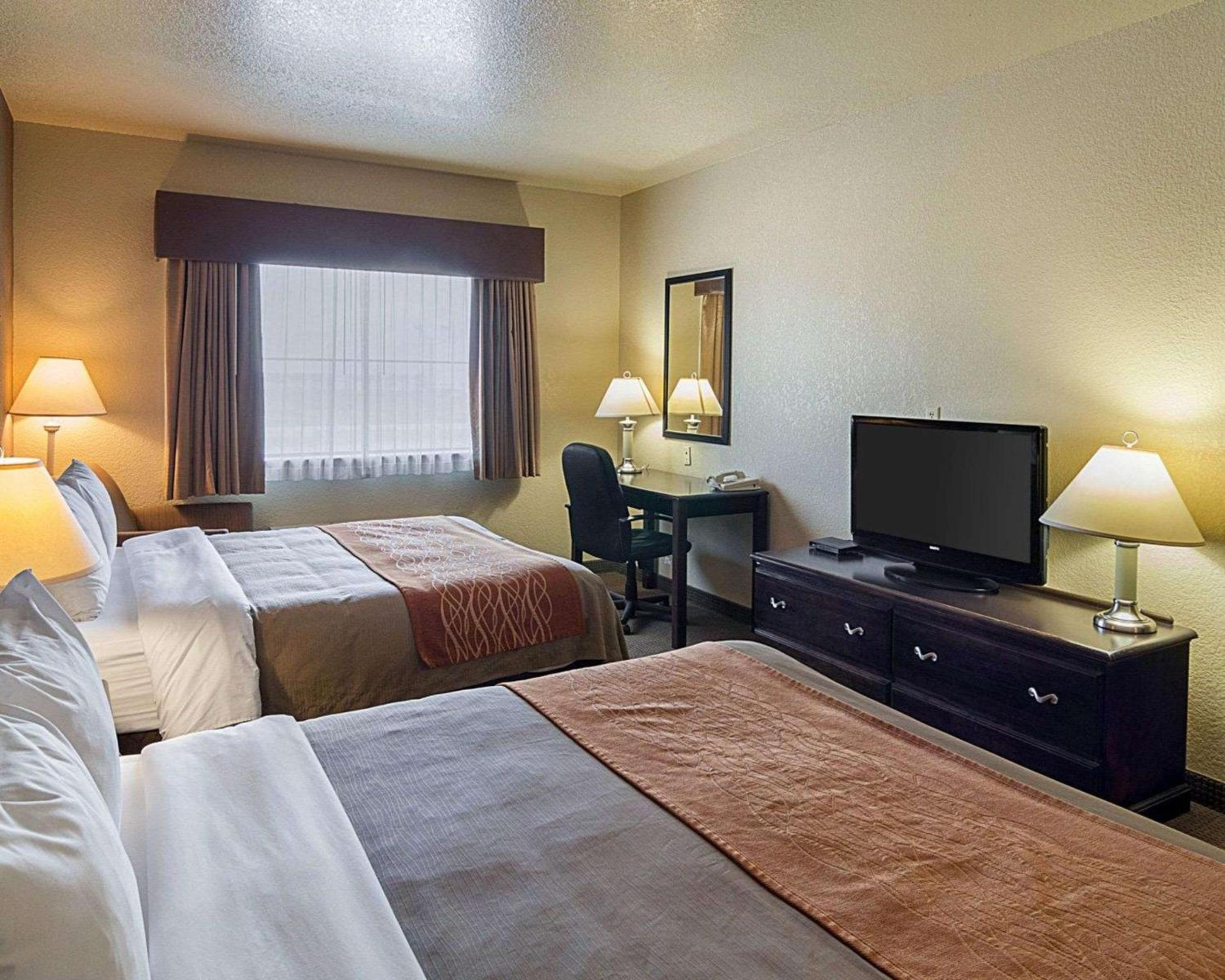 Queen Room with Two Queen Beds - Non-Smoking - Photo 6