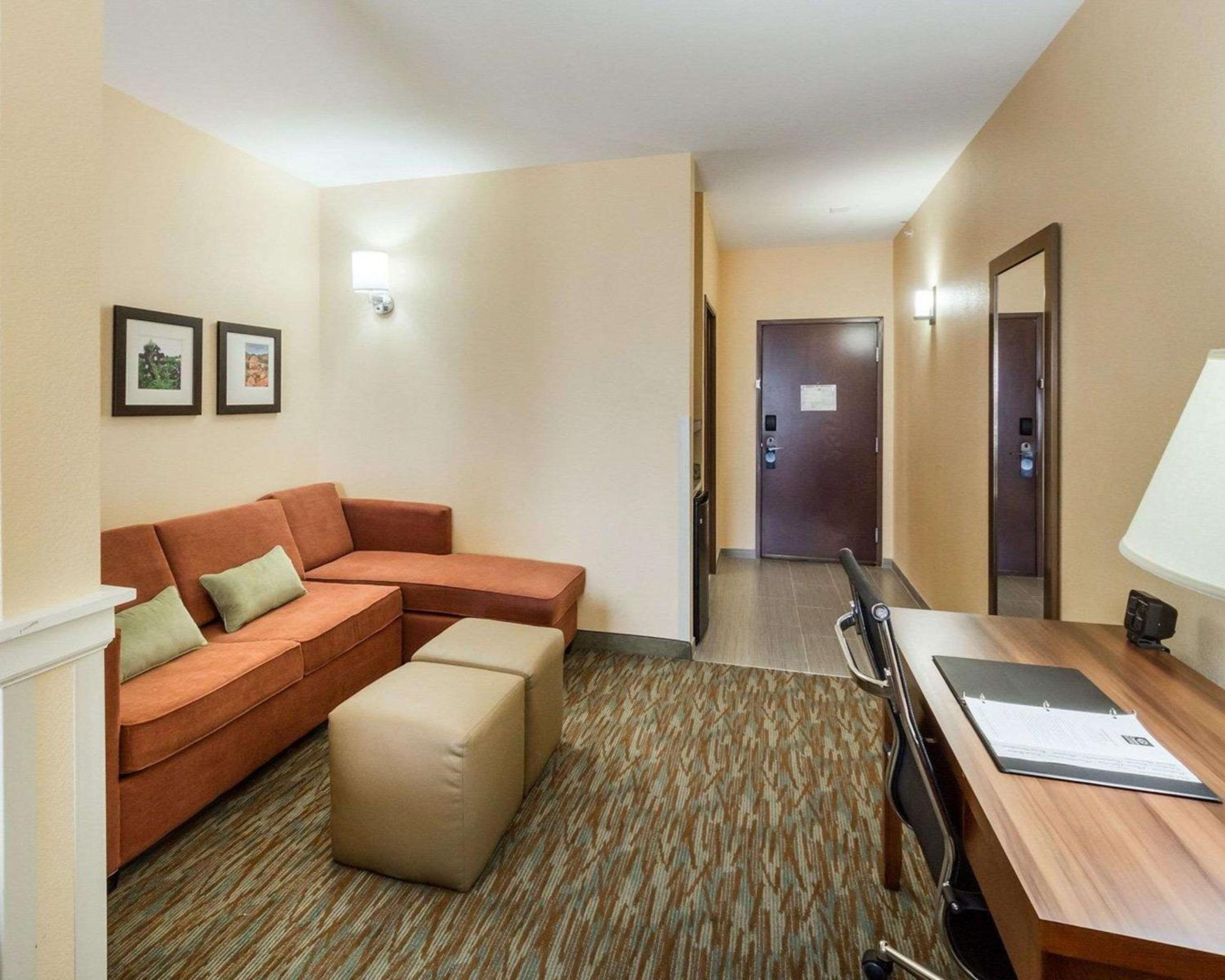 Queen Suite - Non-Smoking photo 2