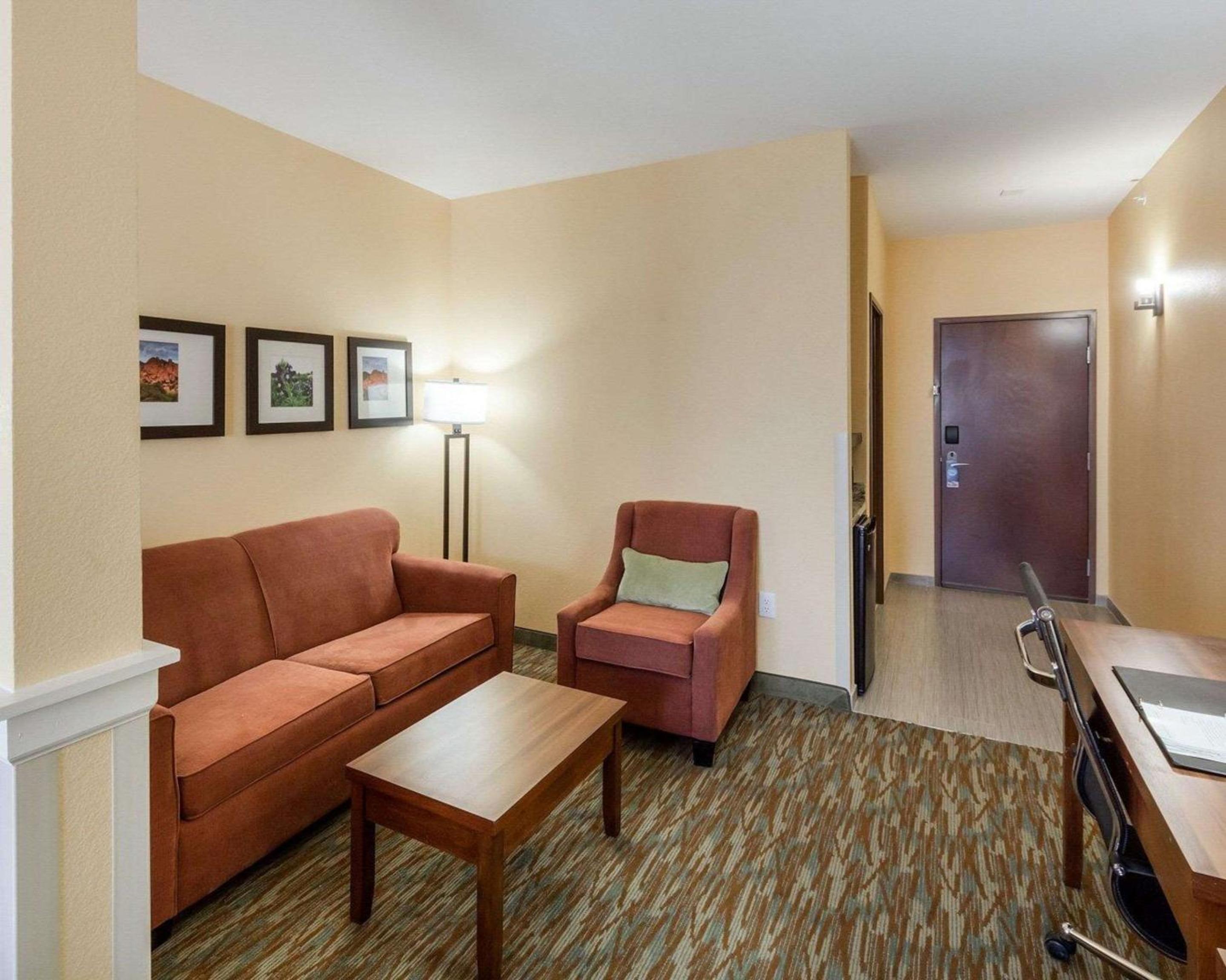 King Suite - Non-Smoking photo 2