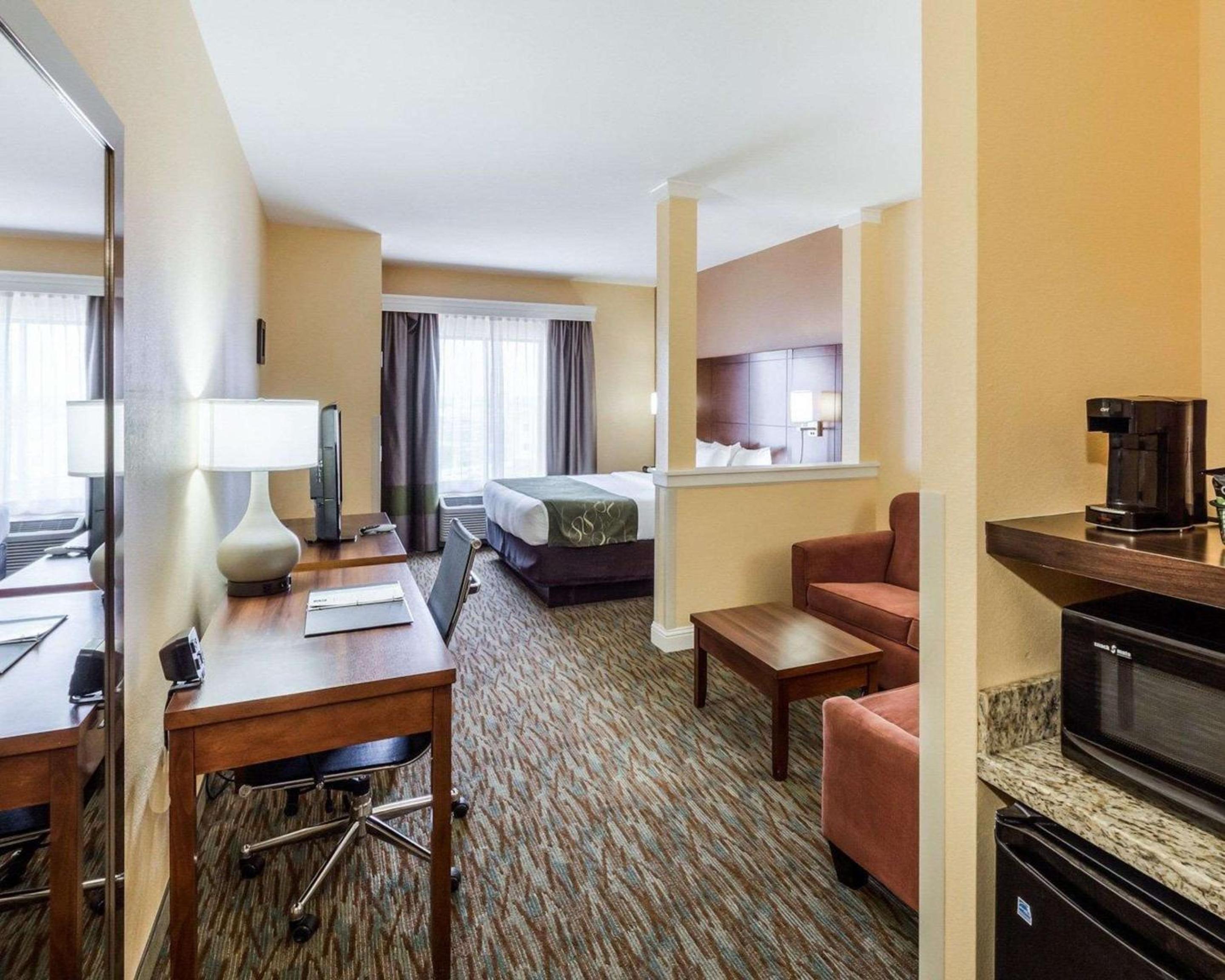 King Suite - Non-Smoking photo 3