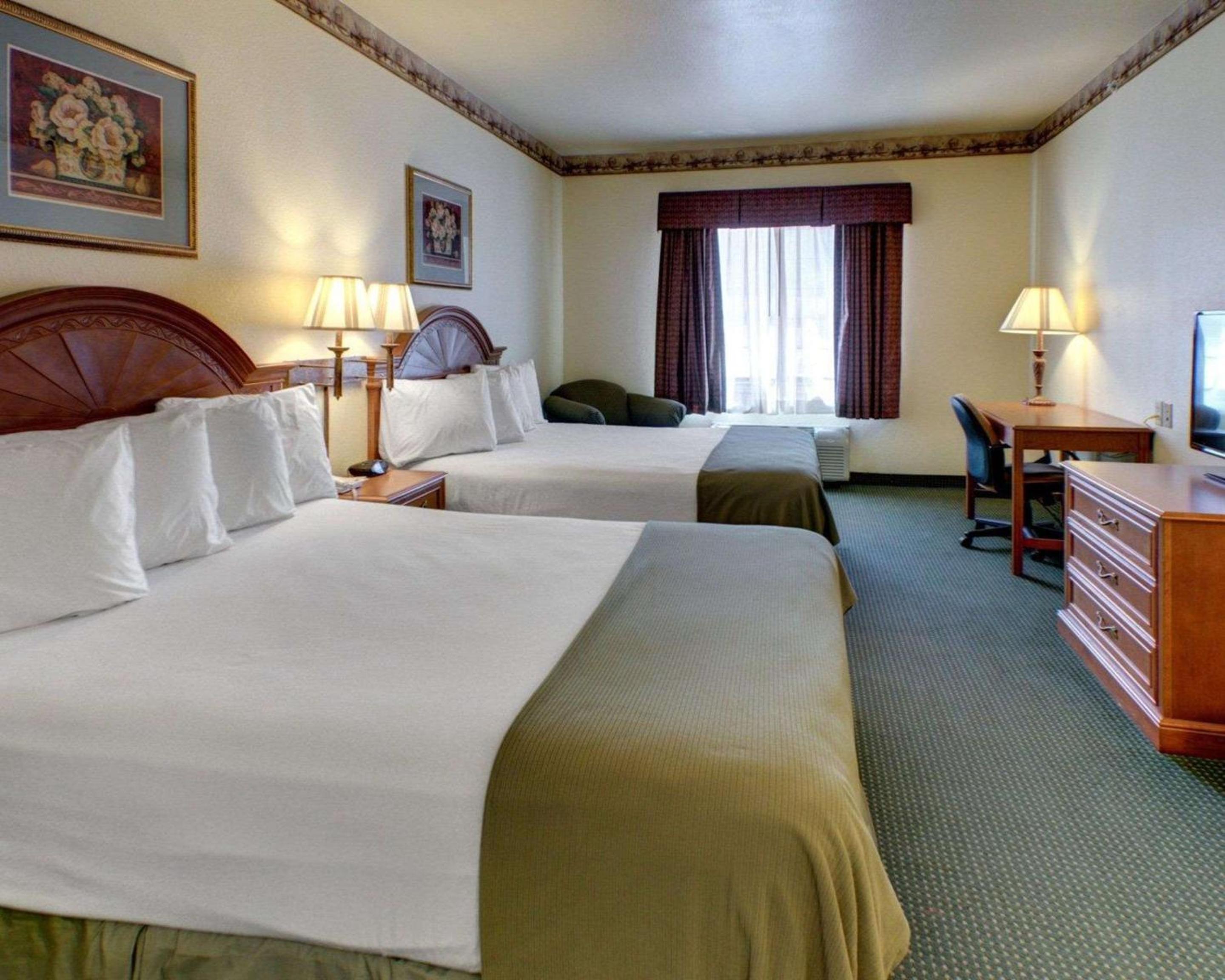 Queen Room with Two Queen Beds - Non-Smoking - Photo 1