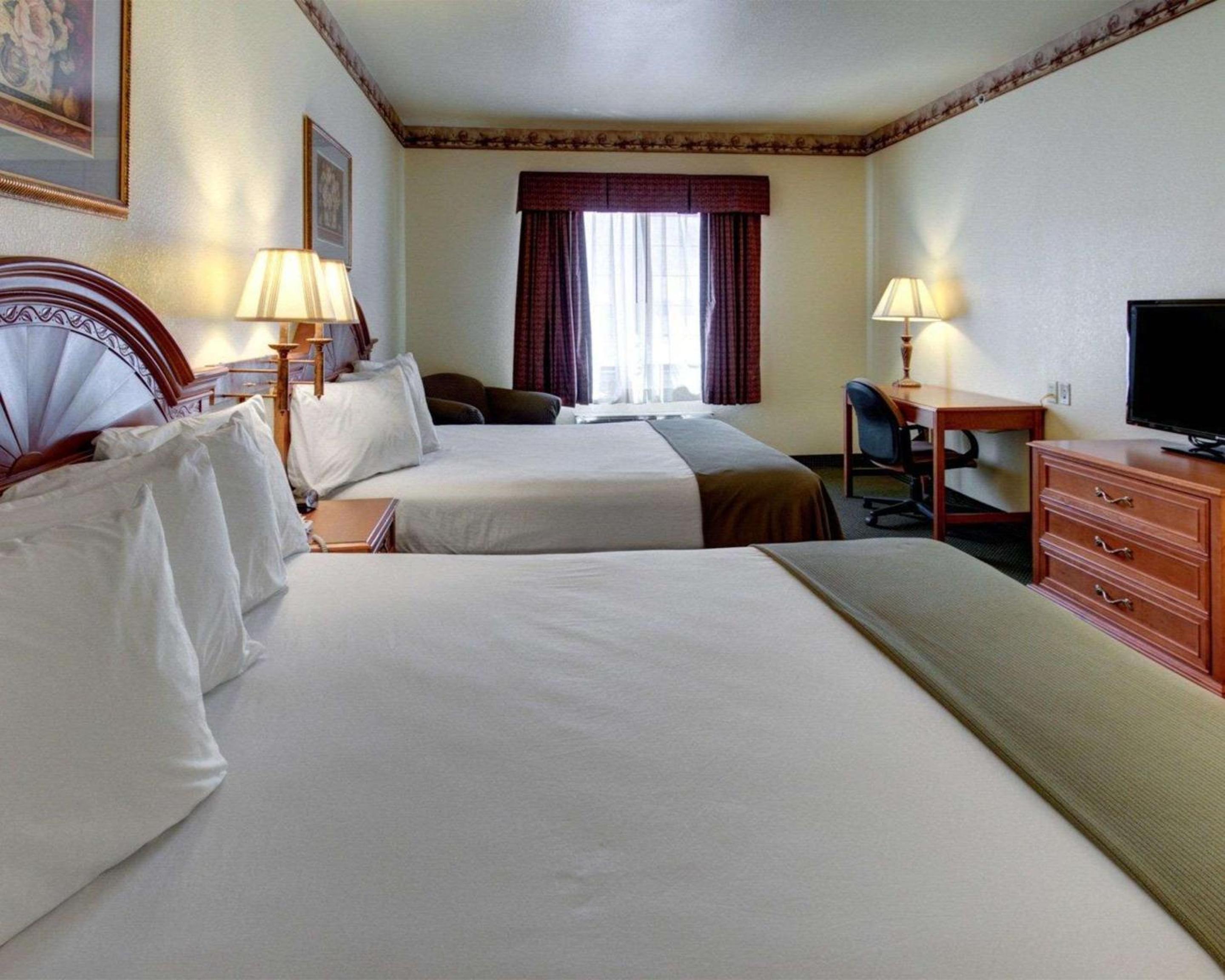Queen Room with Two Queen Beds - Non-Smoking - Photo 2