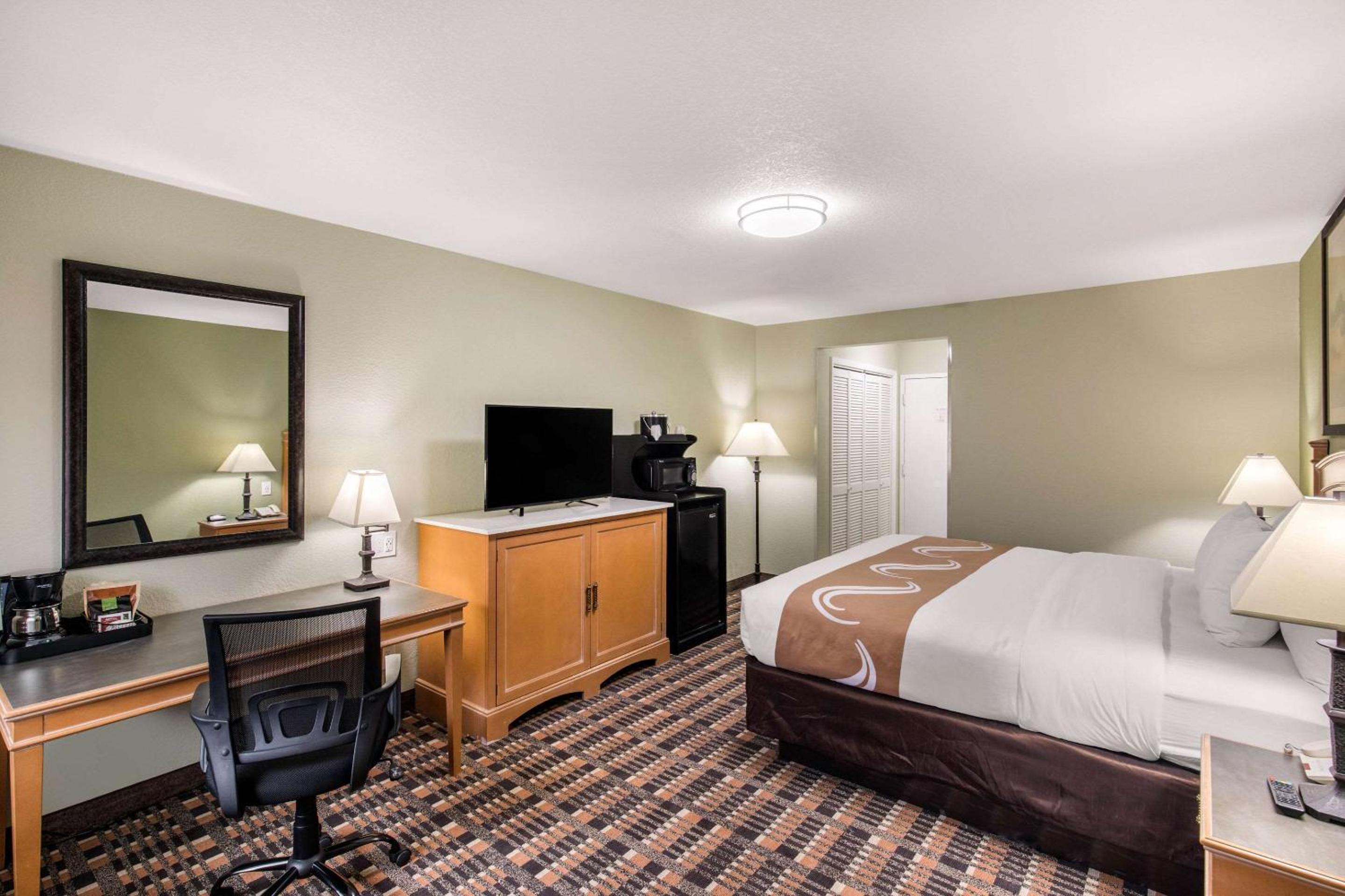 Standard King Room with One King Bed photo 1