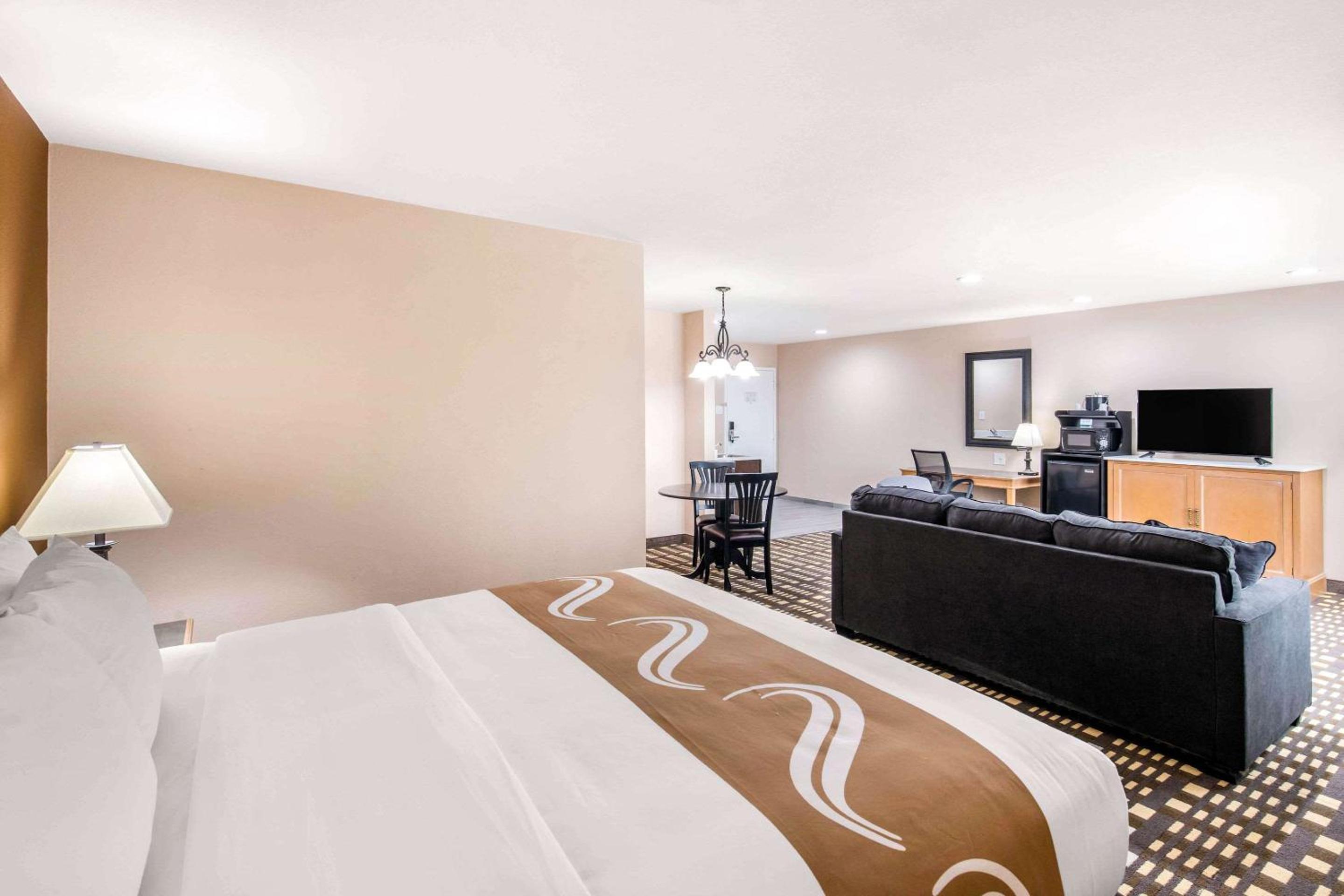 Suite with One King Bed photo 3