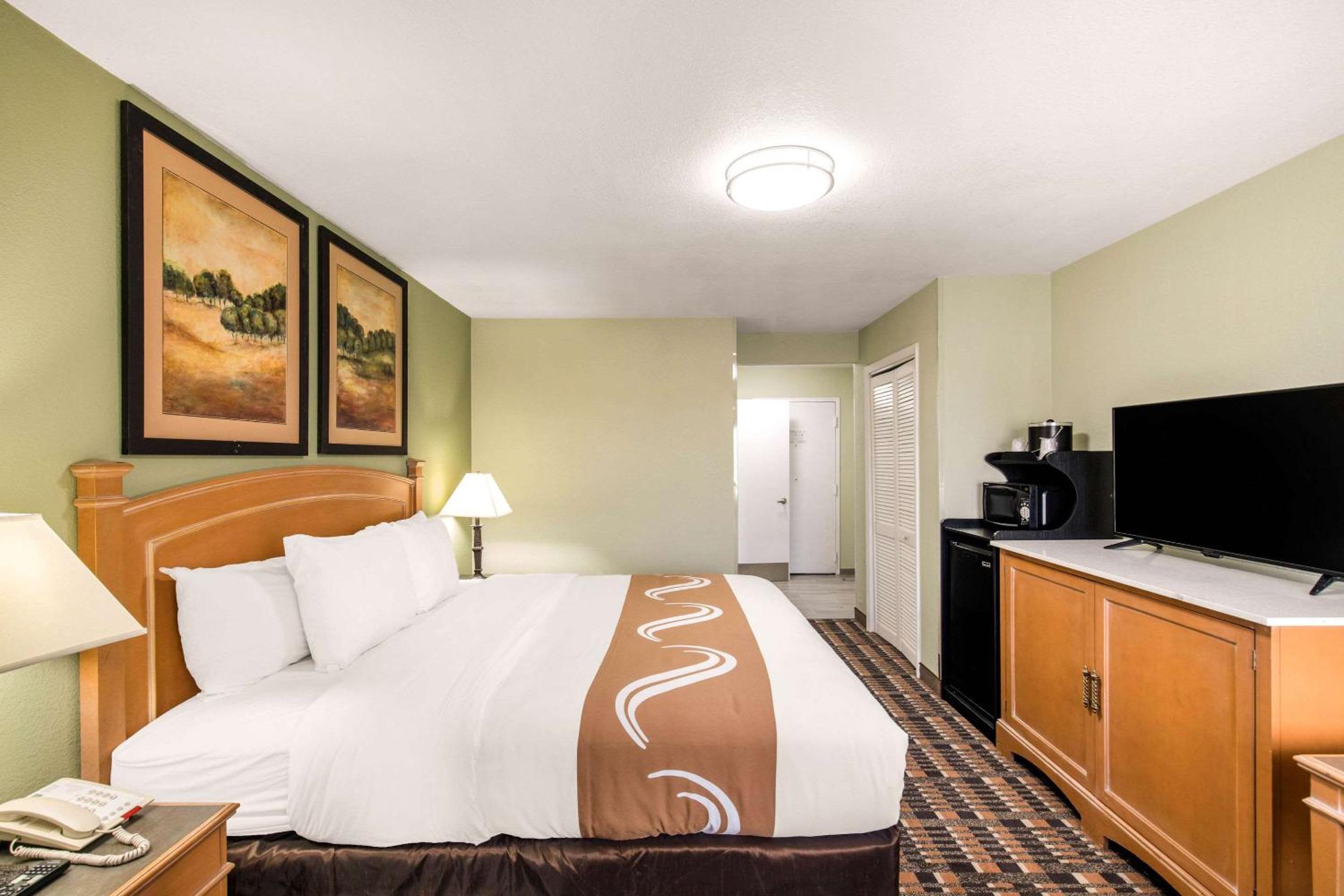 King Suite - Accessible/Non-Smoking photo 3