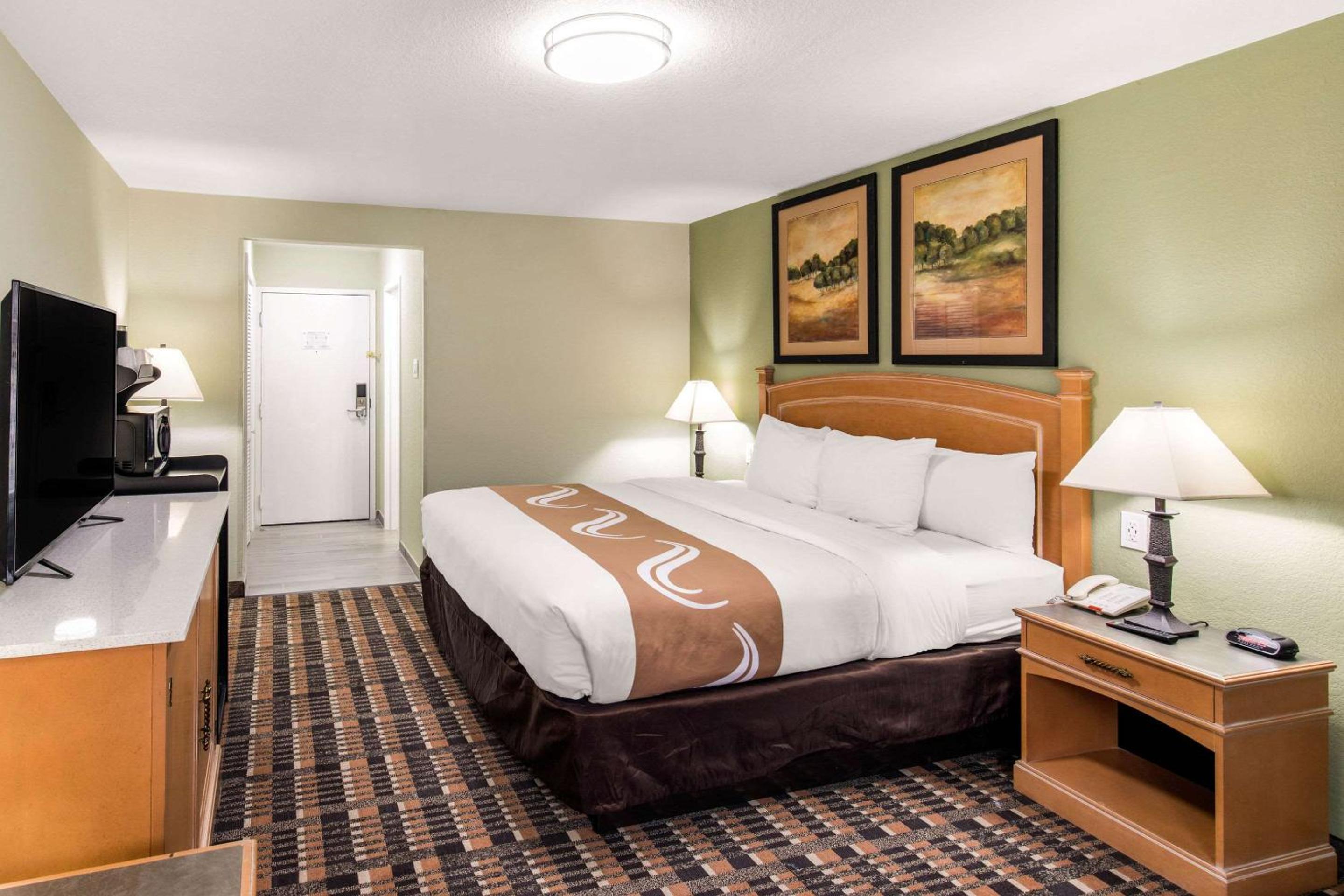 King Room with One King Bed (Accessible) photo 3