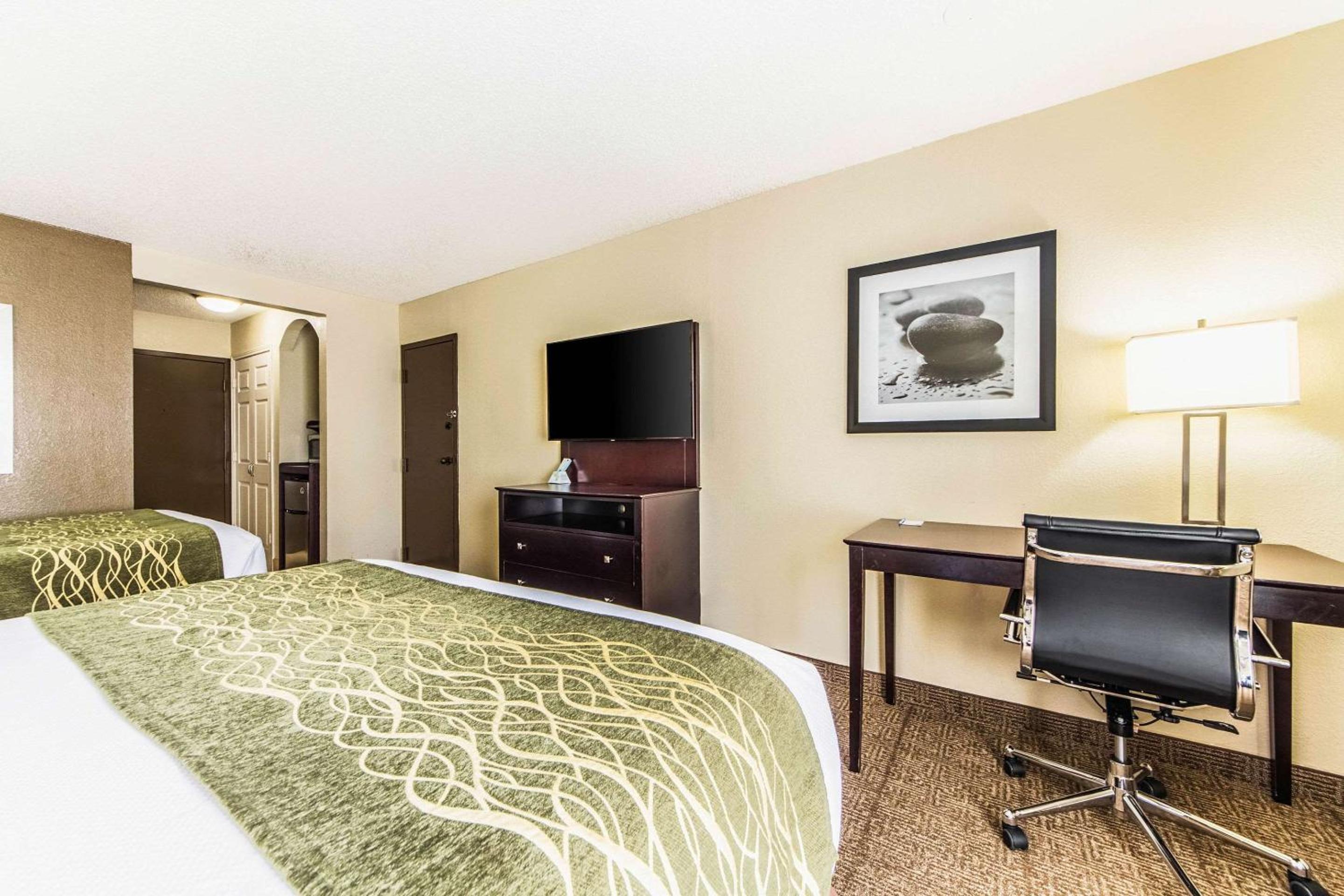 Queen Room with Two Queen Beds - Photo 3