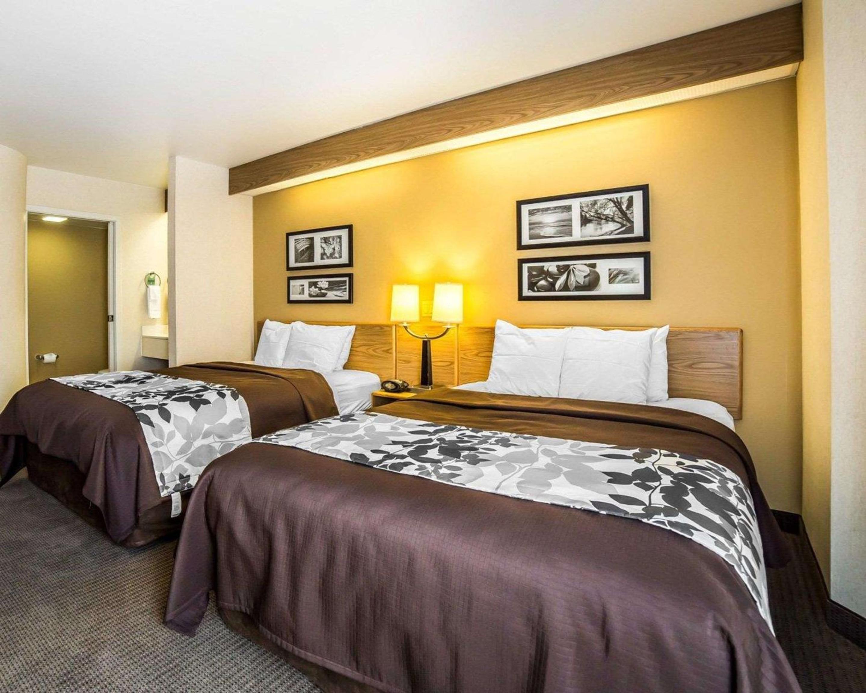 Queen Room with Two Queen Beds - Non-Smoking - Photo 1