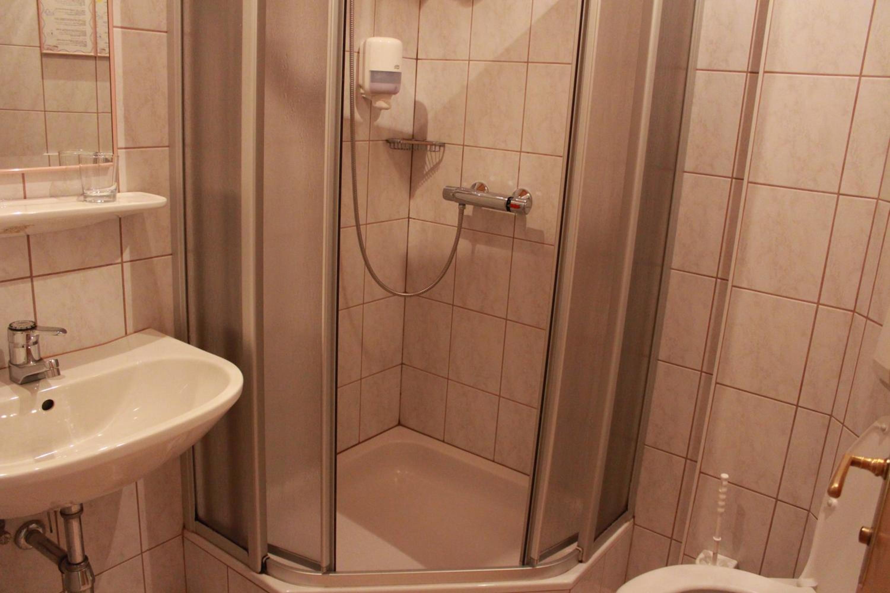 Double or Twin Room - Photo 8