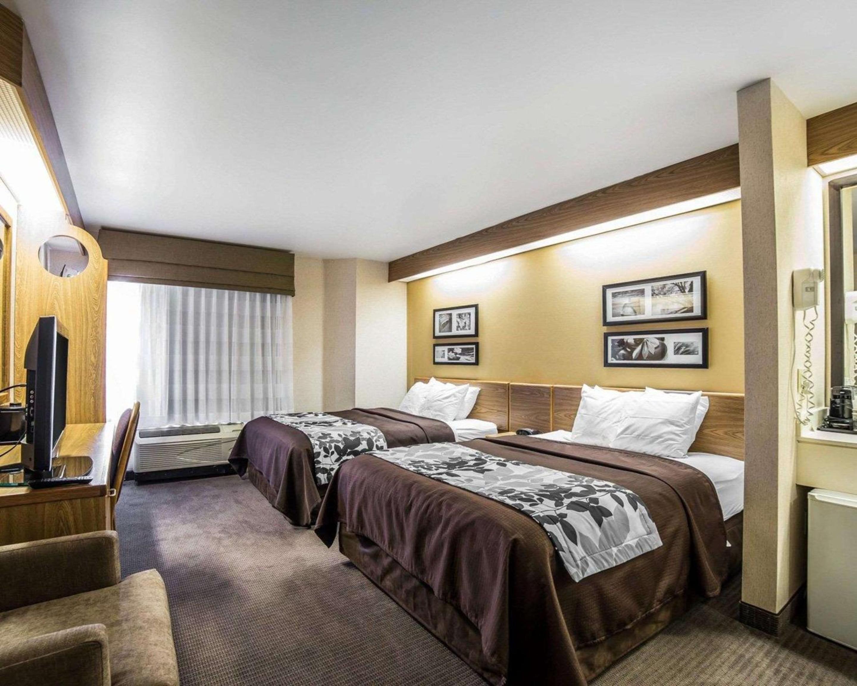 Queen Room with Two Queen Beds - Non-Smoking - Photo 4