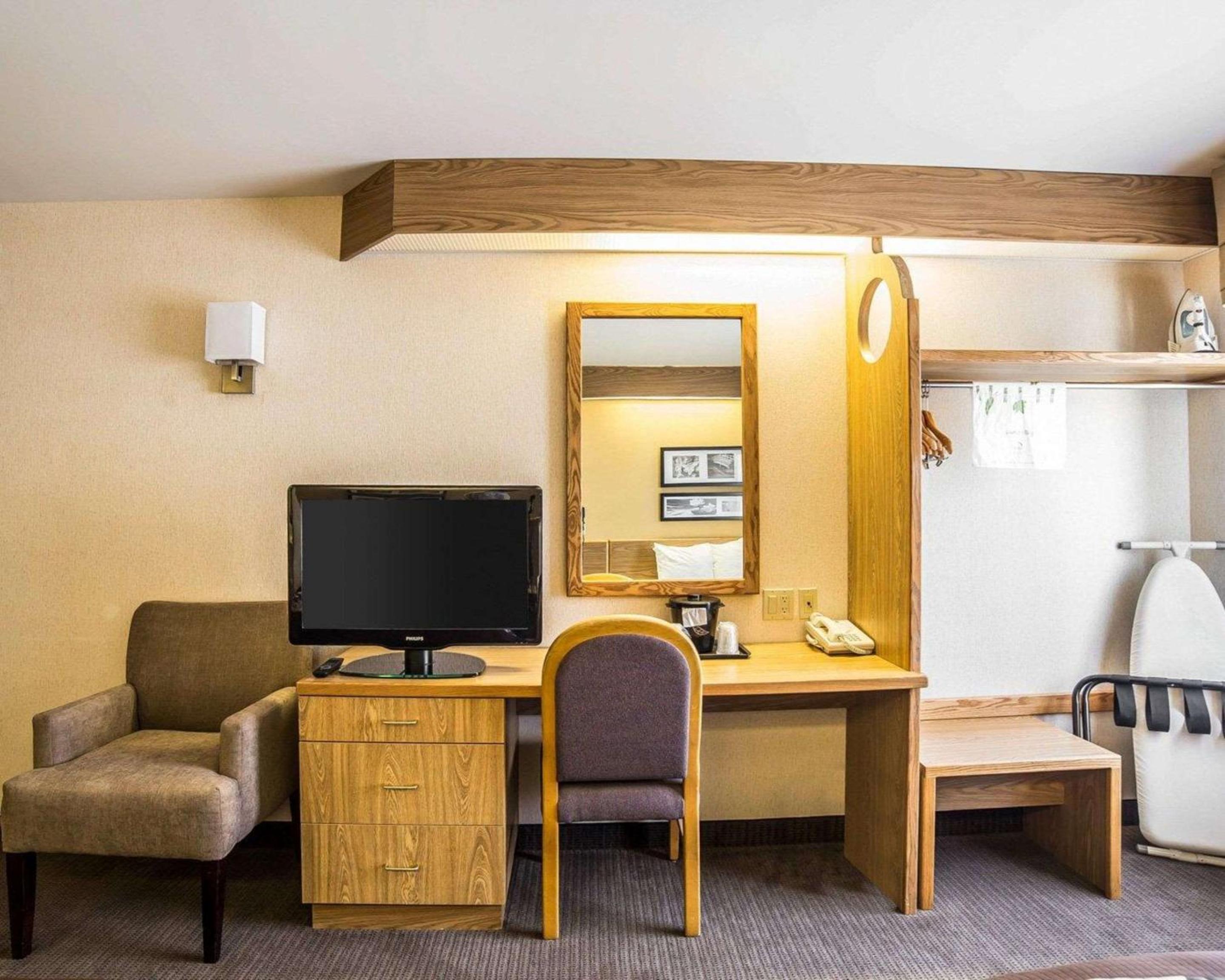 King Room - Non-Smoking - Photo 6