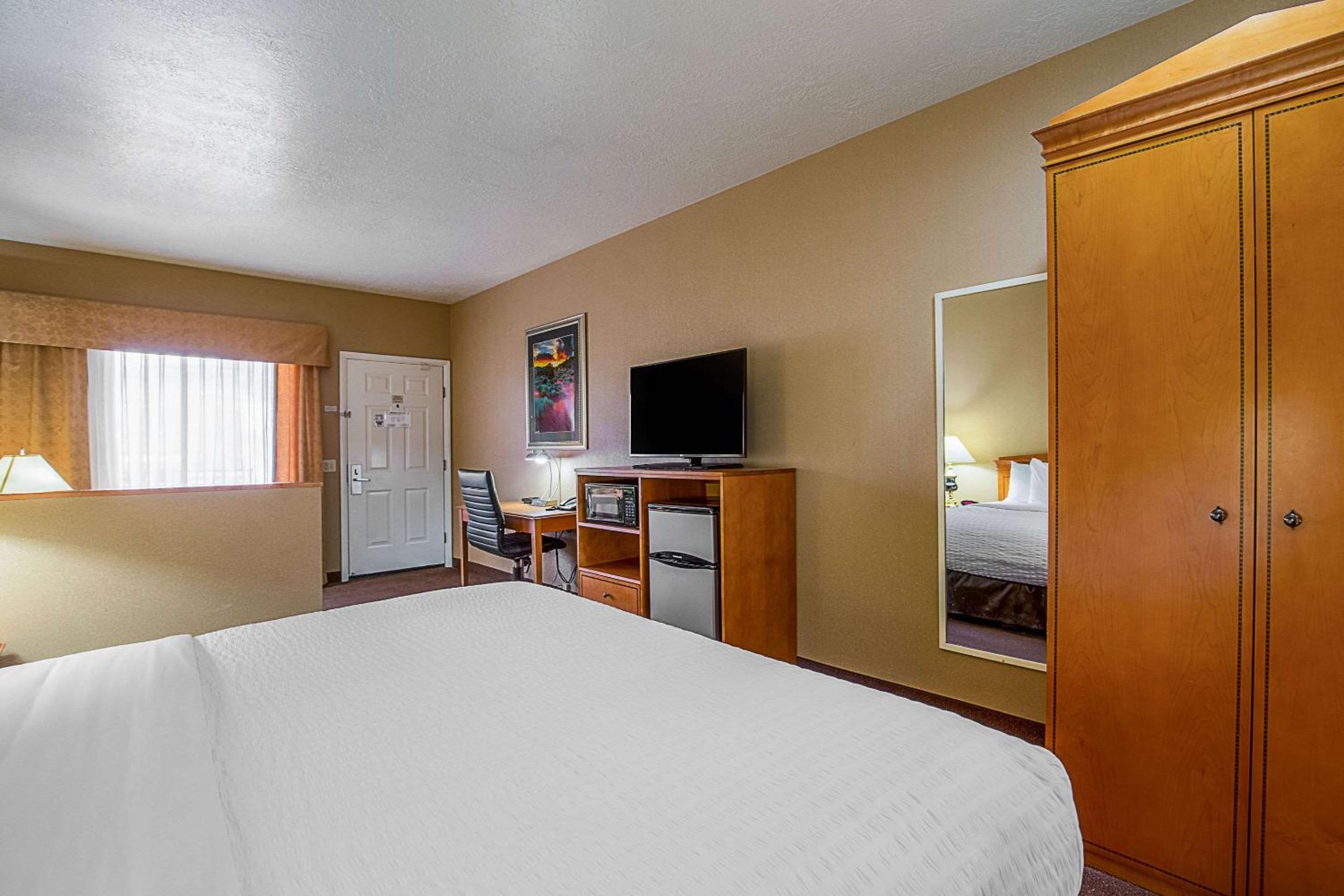 King Suite with Sofa Bed - Non-Smoking photo 3