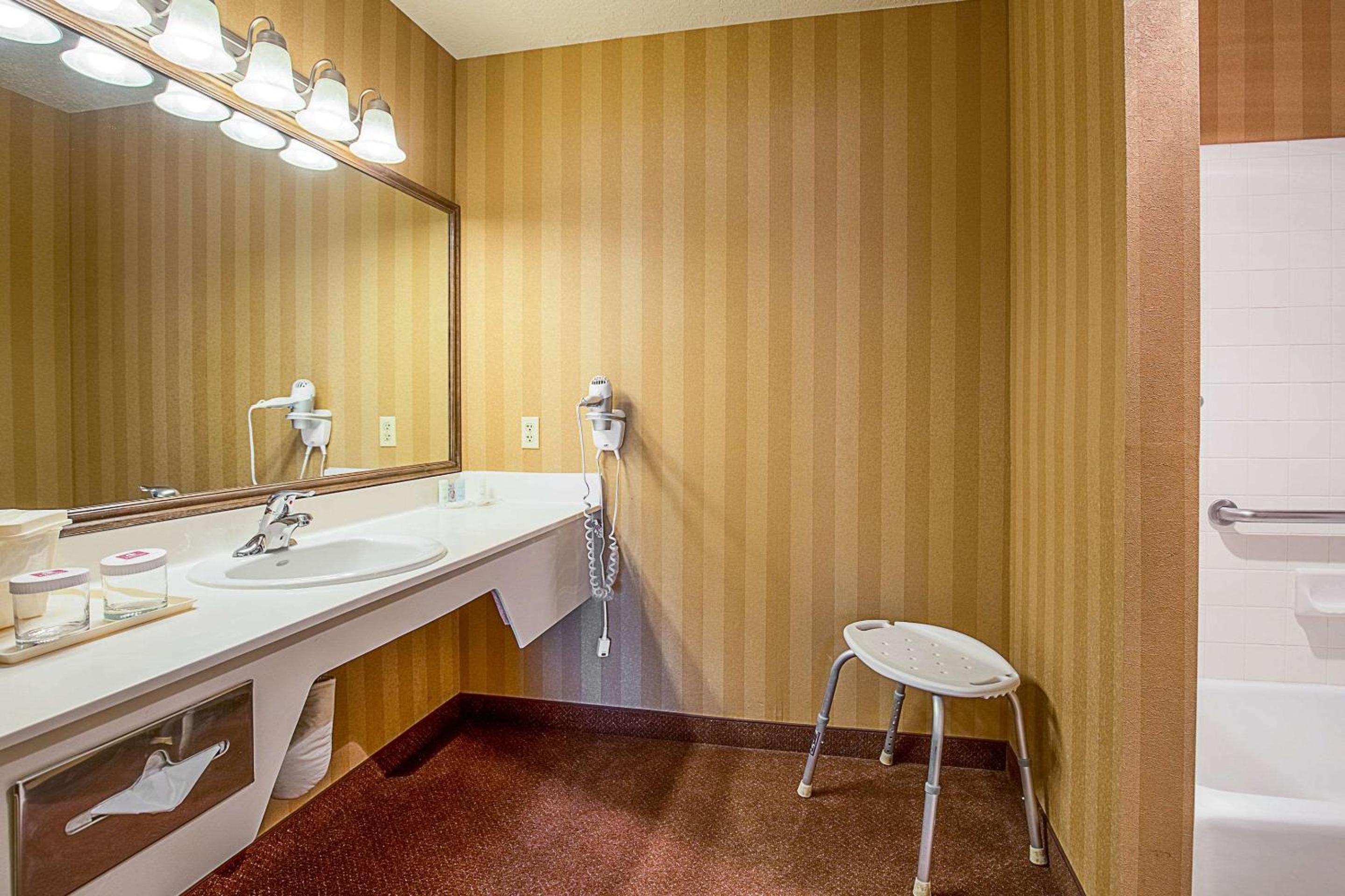 King Suite - Accessible/Non-Smoking photo 2