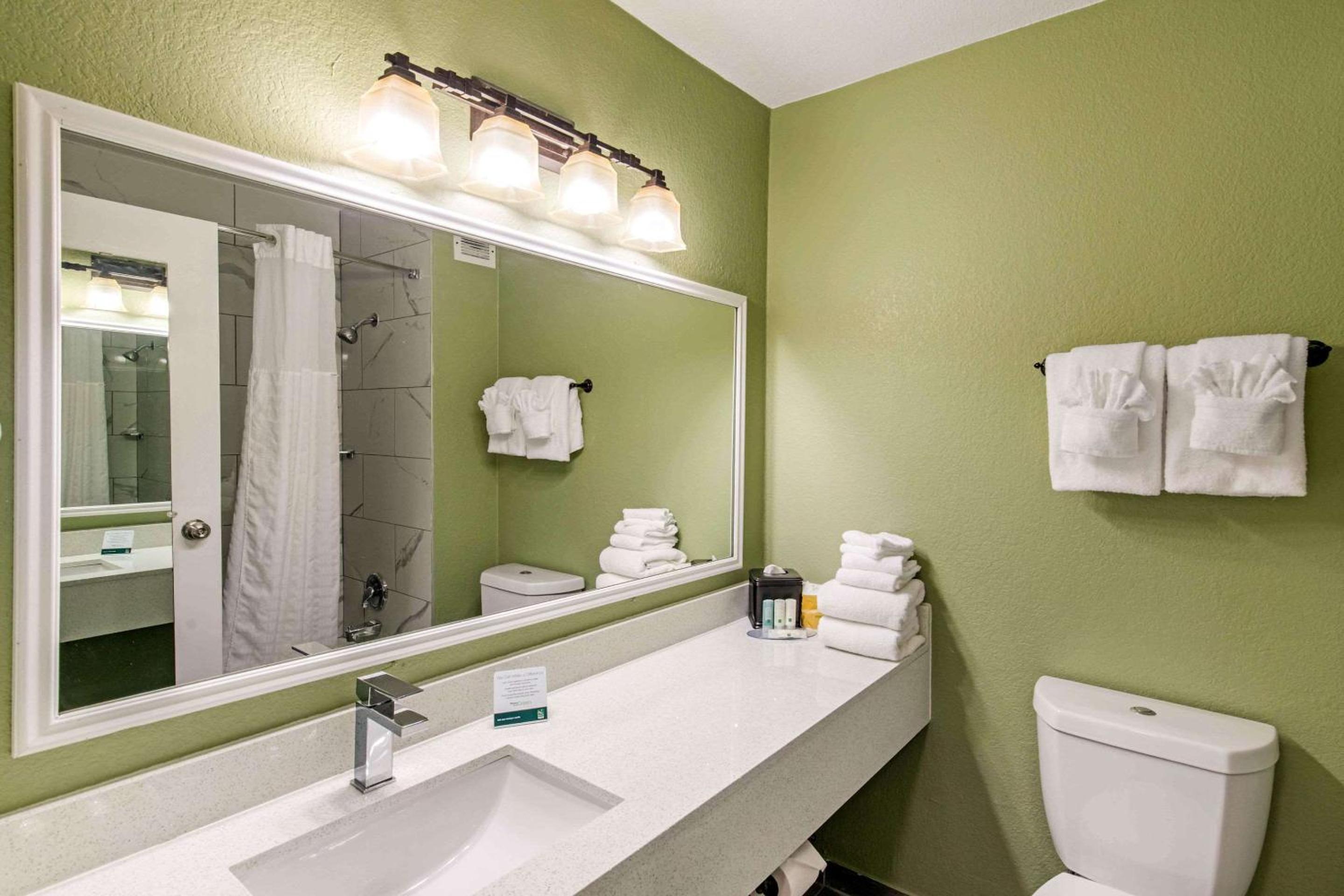 Quadruple Room with Two Double Beds and 4 Adults Occupancy (Accessible) photo 2