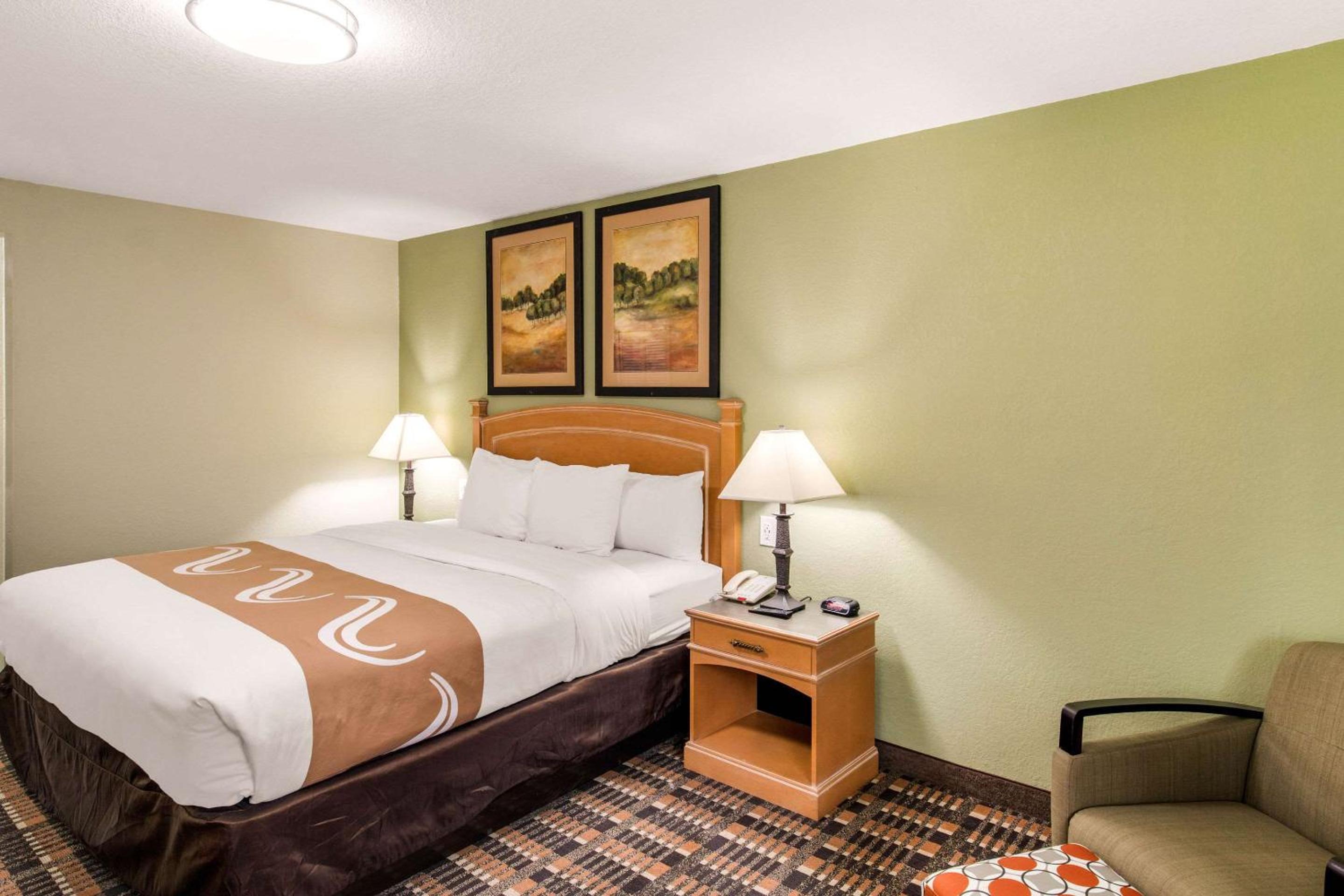 Standard King Room with One King Bed photo 2