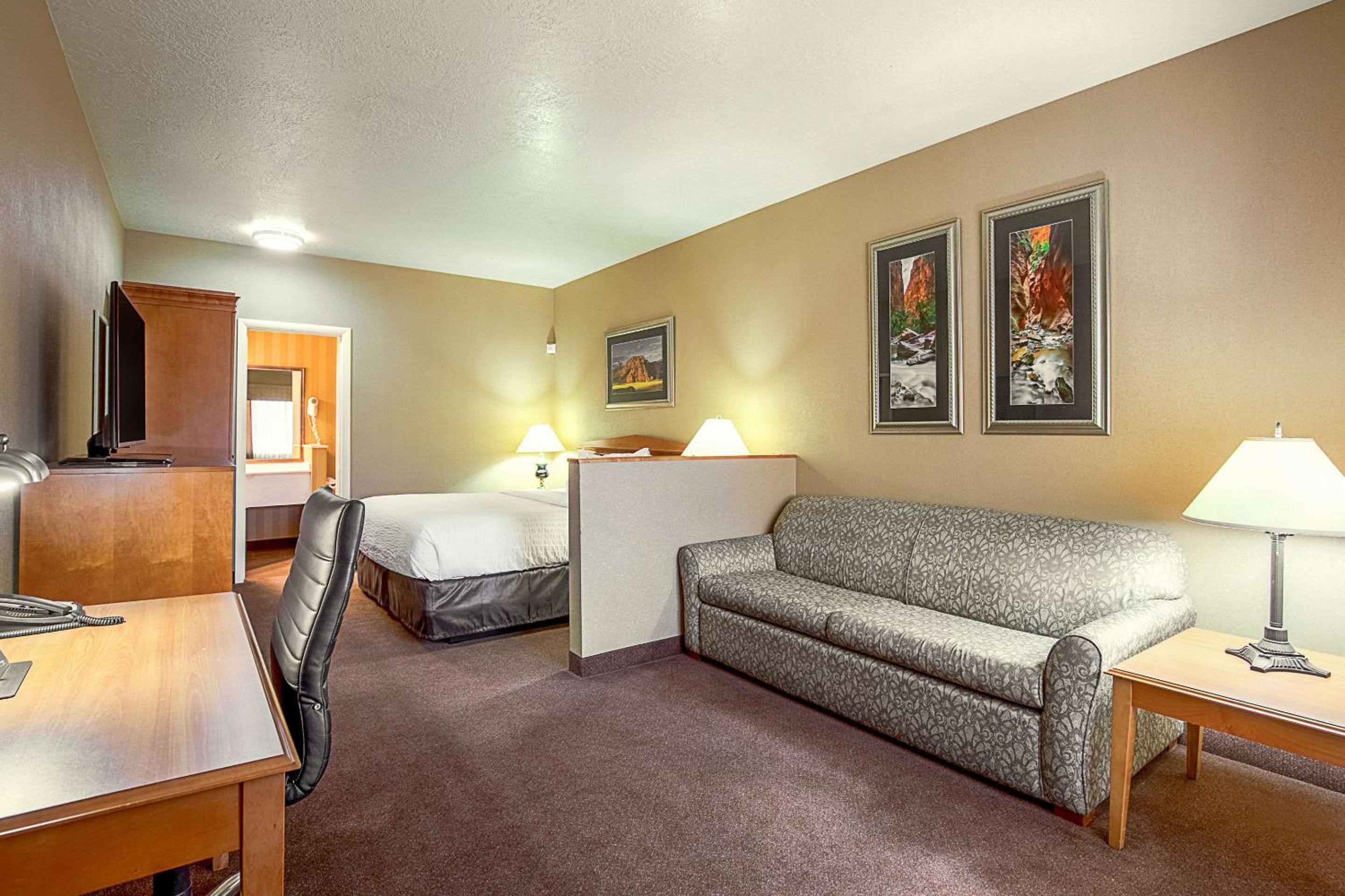 King Suite with Sofa Bed and Spa Bath - Non-Smoking photo 2