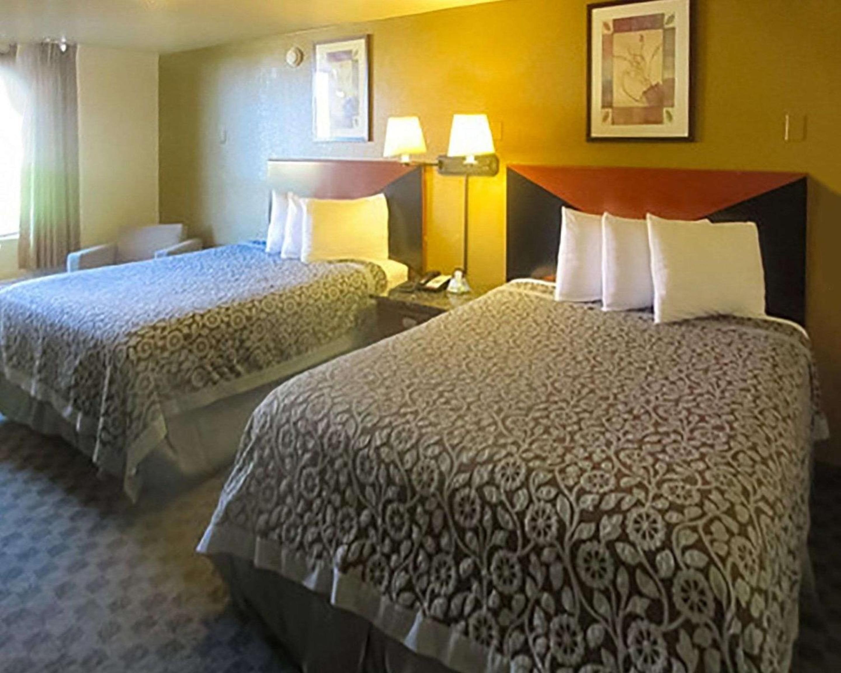 Queen Room with Two Queen Beds - Smoking - Photo 6