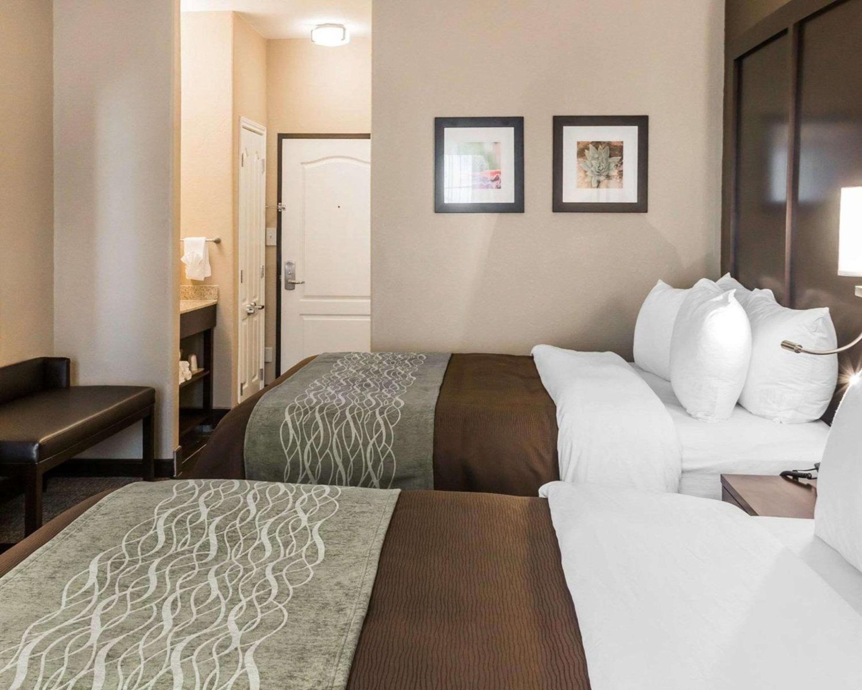 Queen Room with Two Queen Beds - Non-Smoking - Photo 2