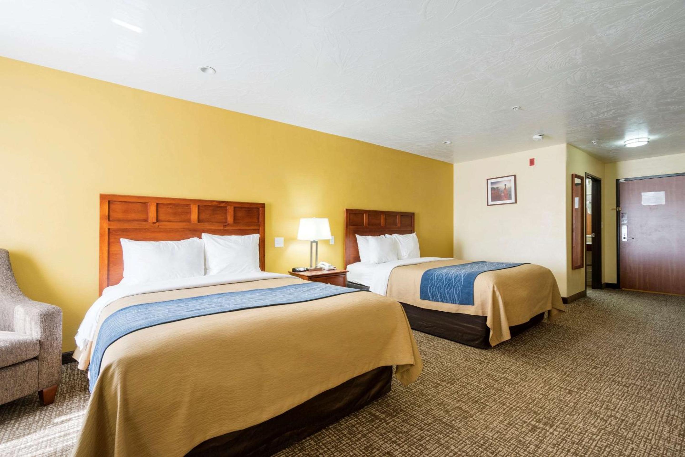 Queen Room with Two Queen Beds photo 1