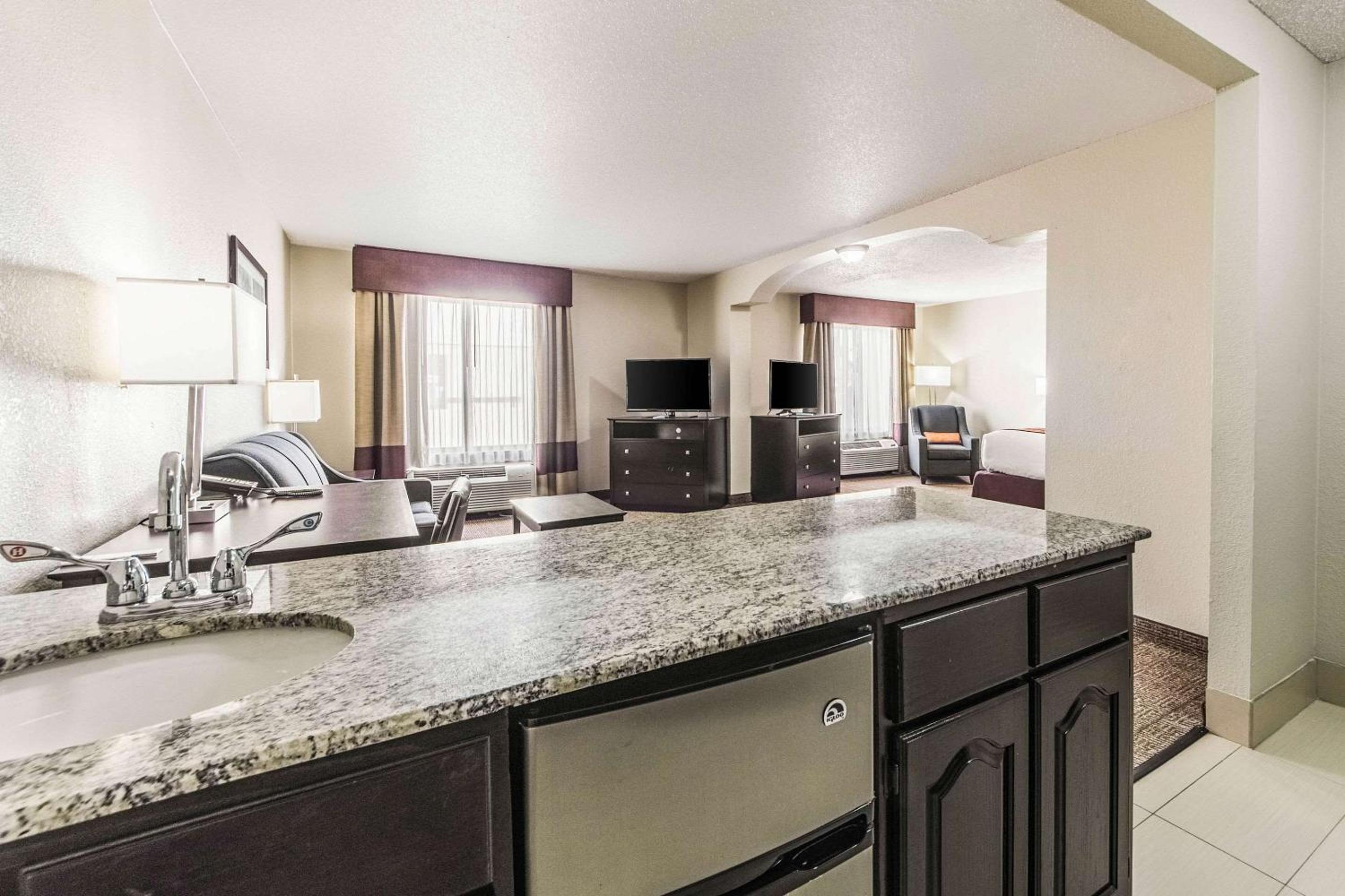 King Suite - Photo 2