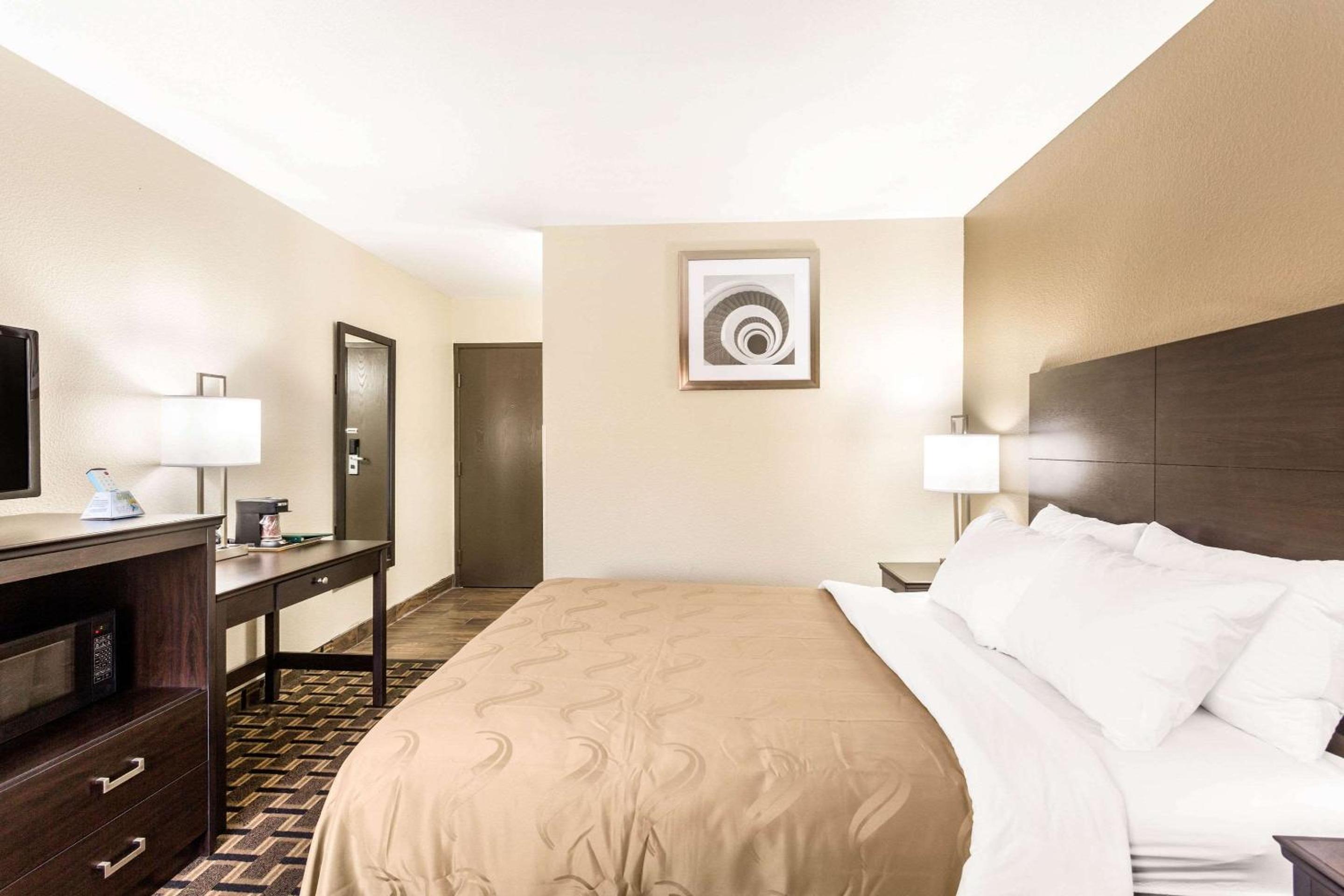 King Room - Non-Smoking - Photo 2