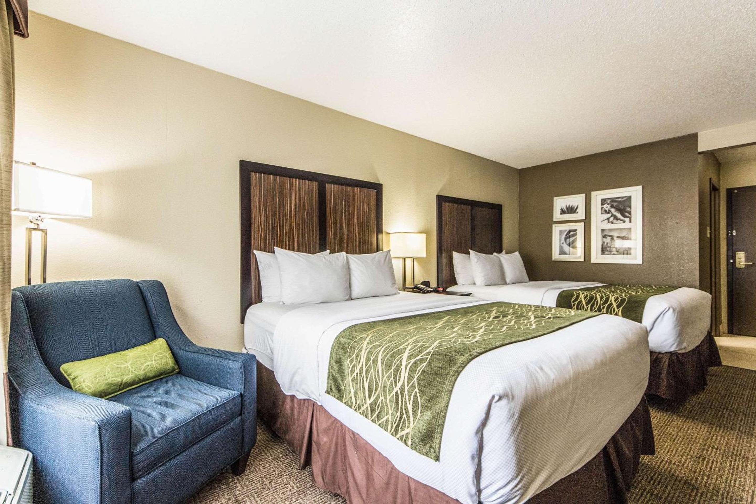 Queen Room with Two Queen Beds - Photo 6