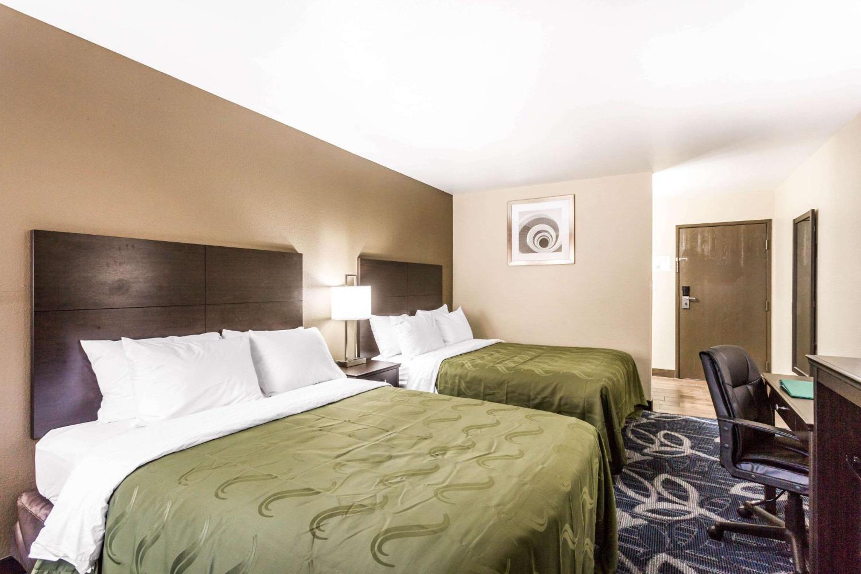 Queen Room with Two Queen Beds - Photo 4